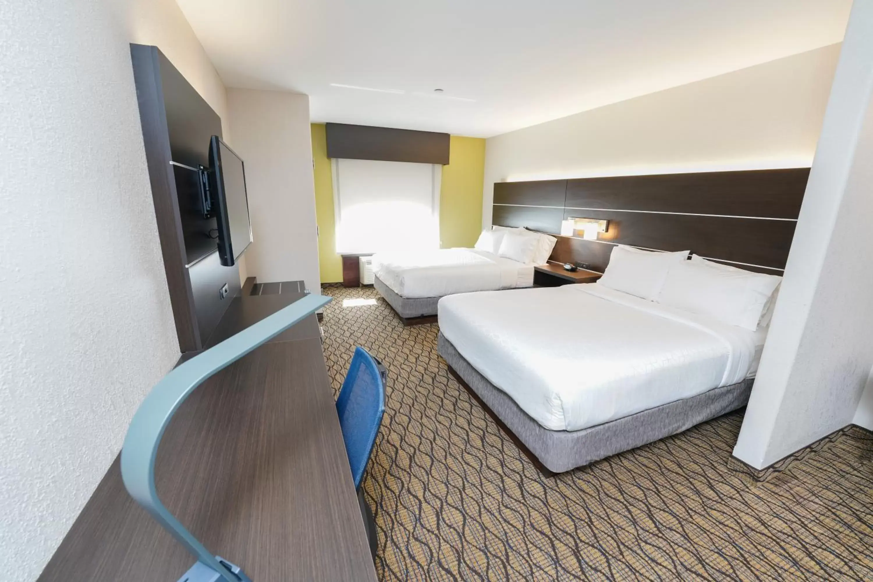 TV and multimedia, Bed in Holiday Inn Express and Suites Springfield Medical District by IHG TV and multimedia, Bed in Holiday Inn Express and Suites Springfield Medical District by IHG
