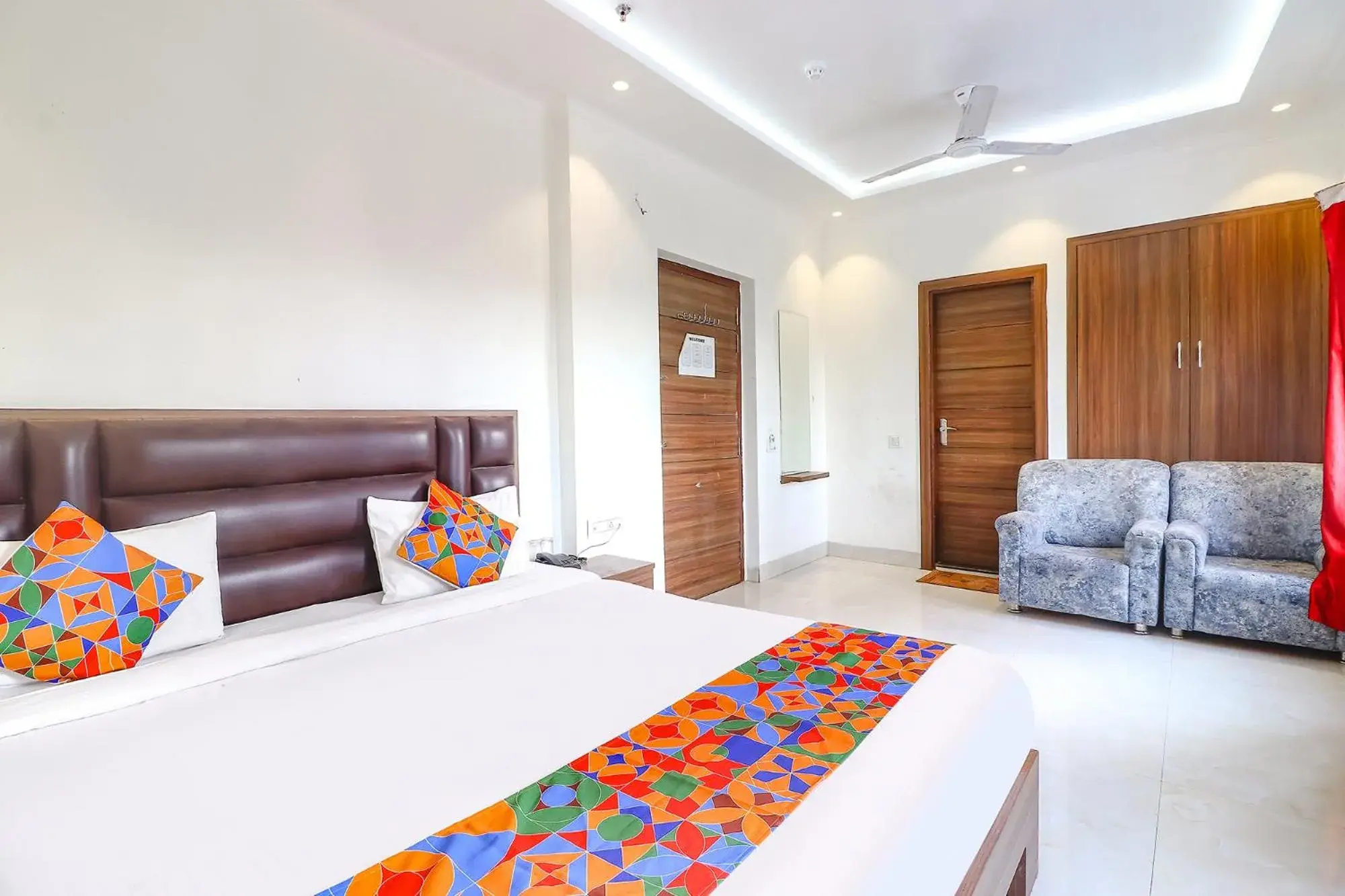 Living room, Bed in FabHotel Bhawana