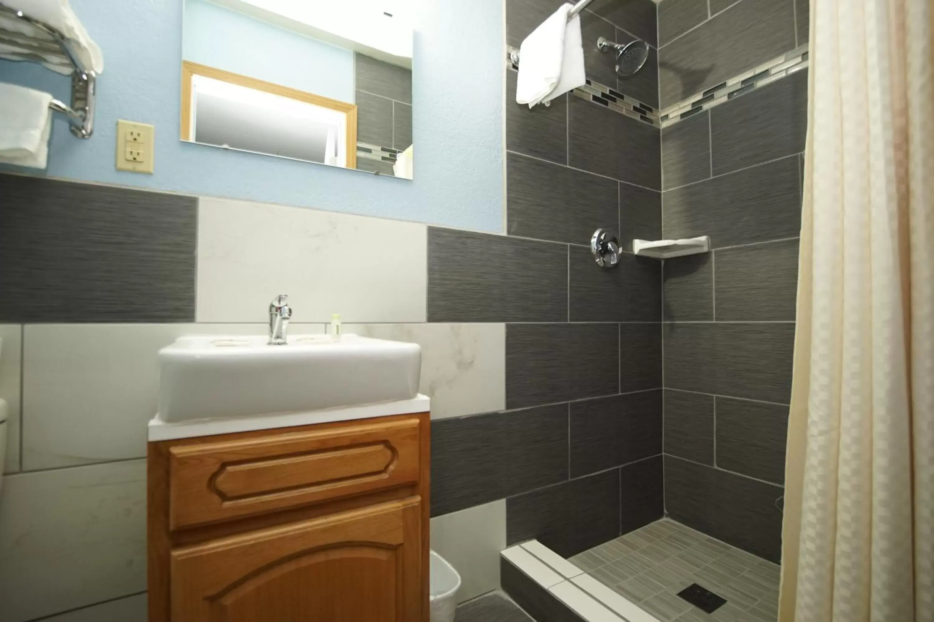 Shower, Bathroom in Royal Inn Hudson I-94