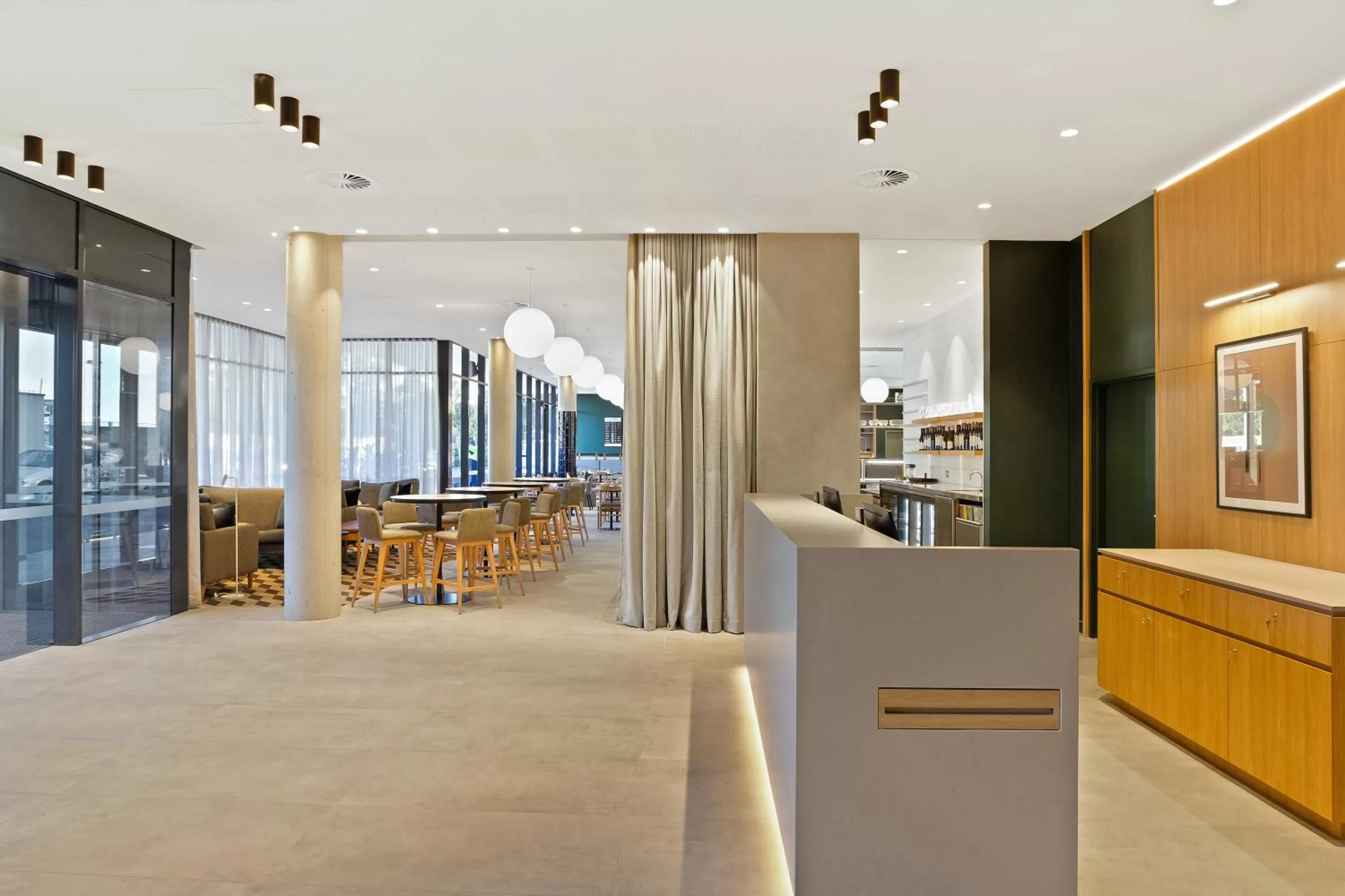 Restaurant/places to eat in Mantra on Sydney Airport