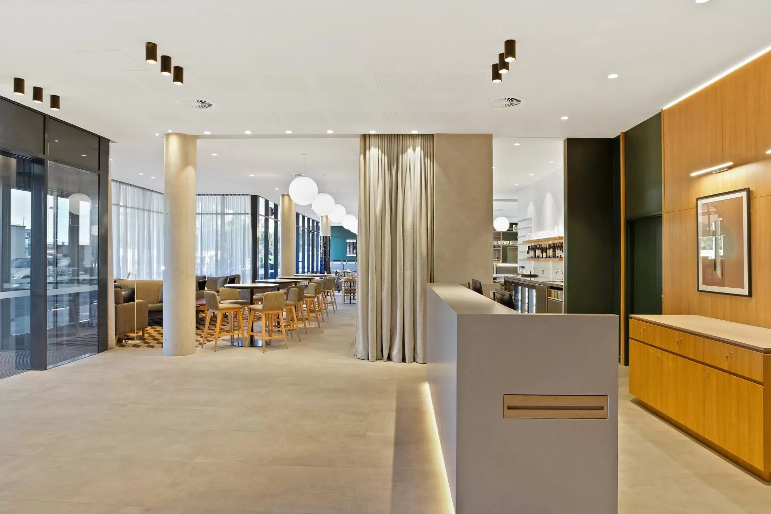 Restaurant/places to eat in Mantra Hotel at Sydney Airport