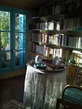 Property building, Library in Riverside Home Cottage