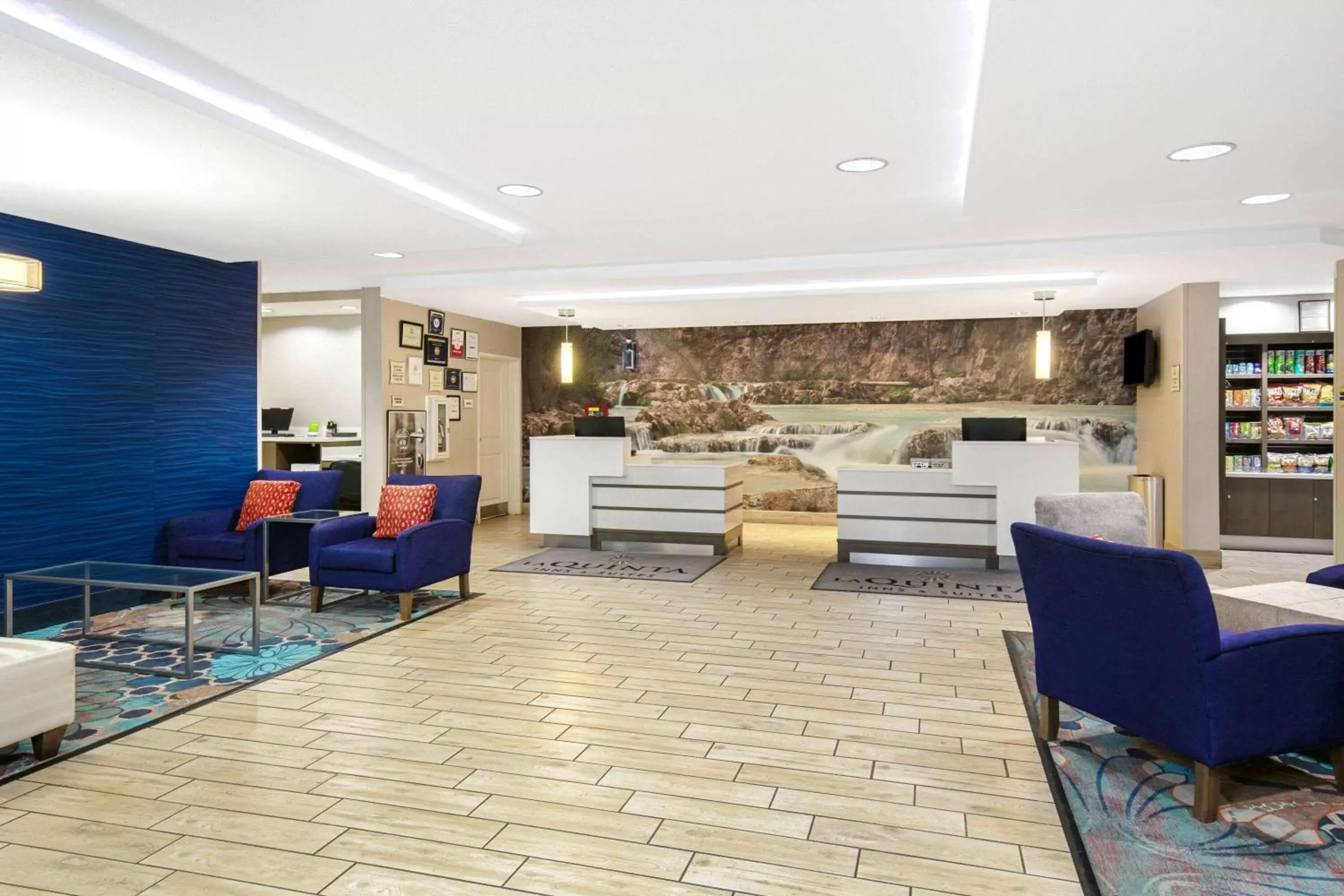 Lobby or reception in La Quinta by Wyndham Kingman Lobby or reception in La Quinta by Wyndham Kingman