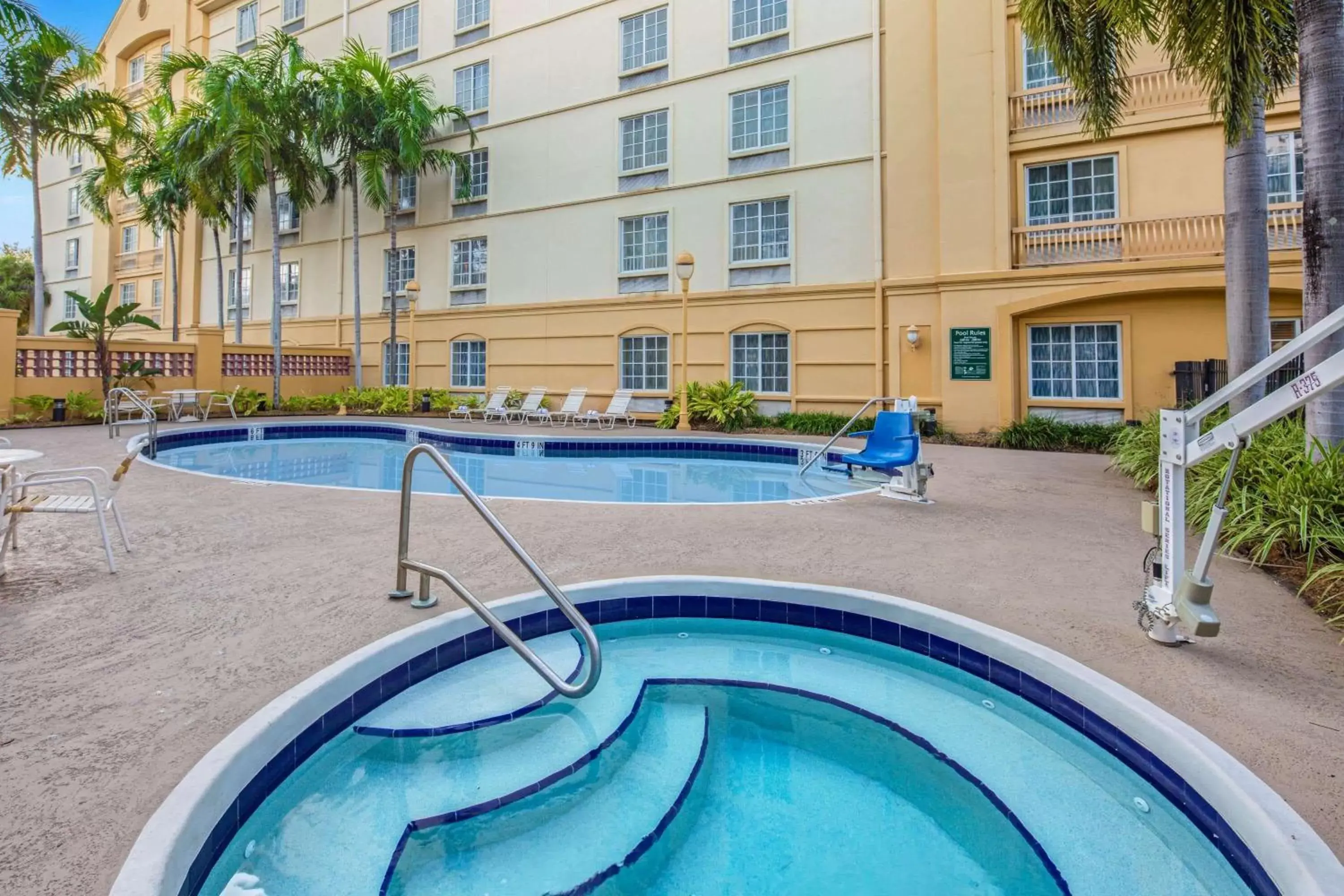 Hot Tub, Swimming Pool in La Quinta by Wyndham Miami Airport West
