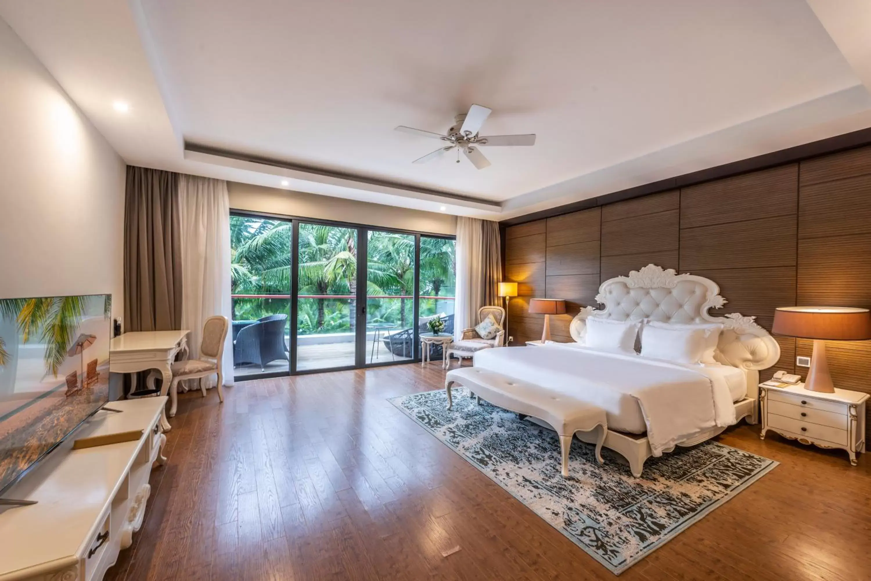 Bed in Vinpearl Resort & Spa Nha Trang Bay