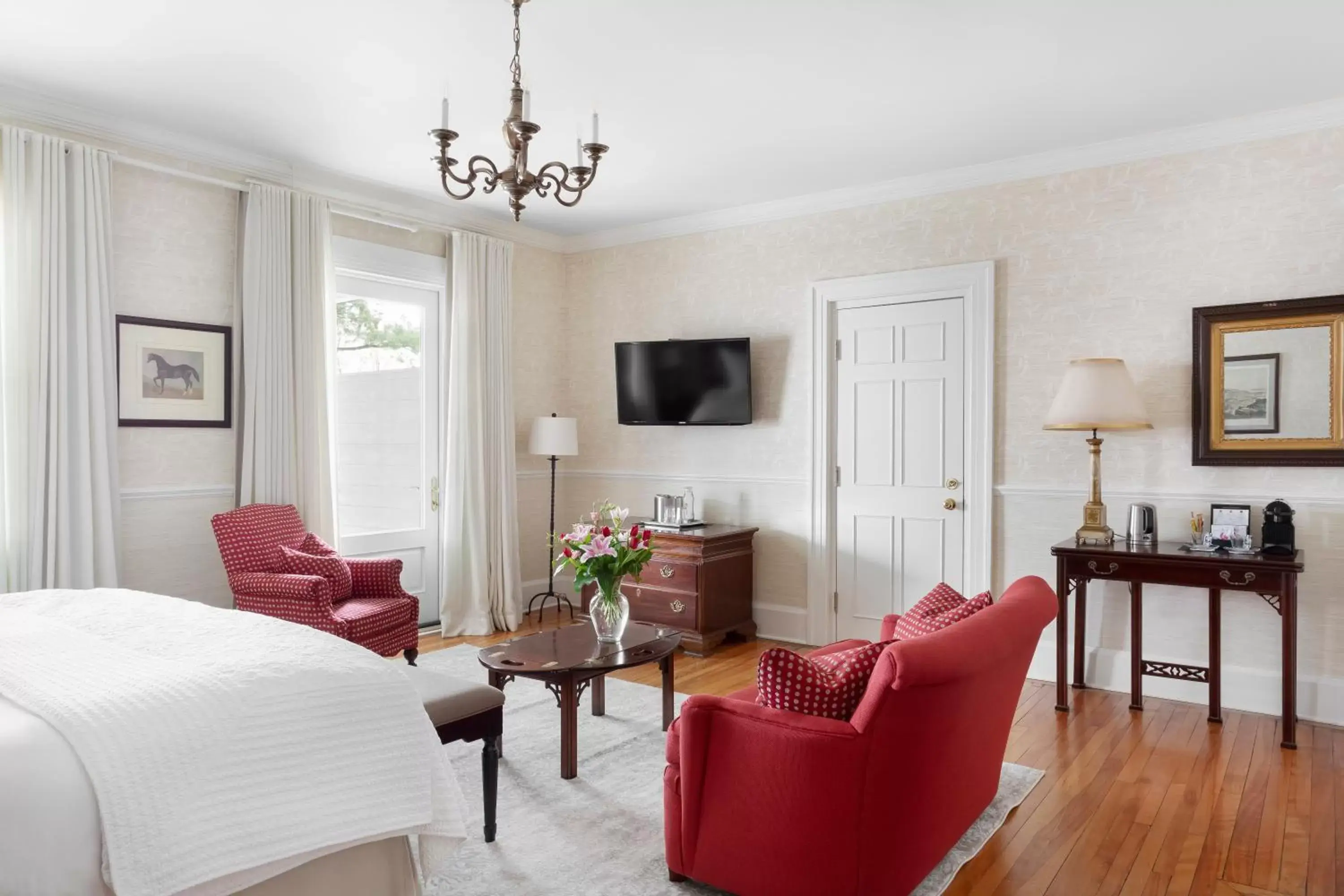 Bedroom, Seating Area in Manoir Hovey