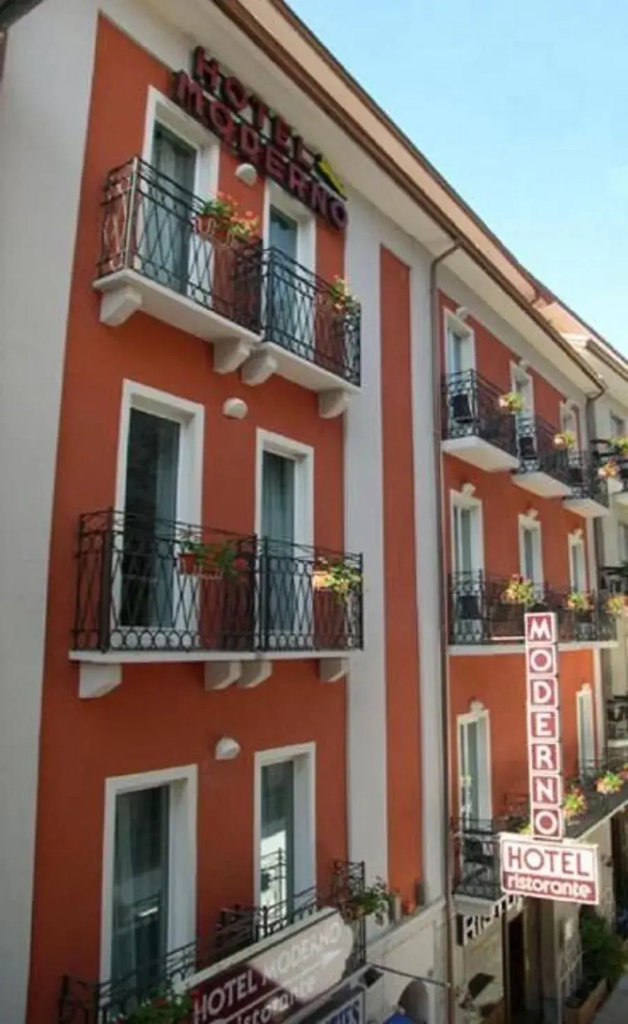 Property Building in Hotel Moderno