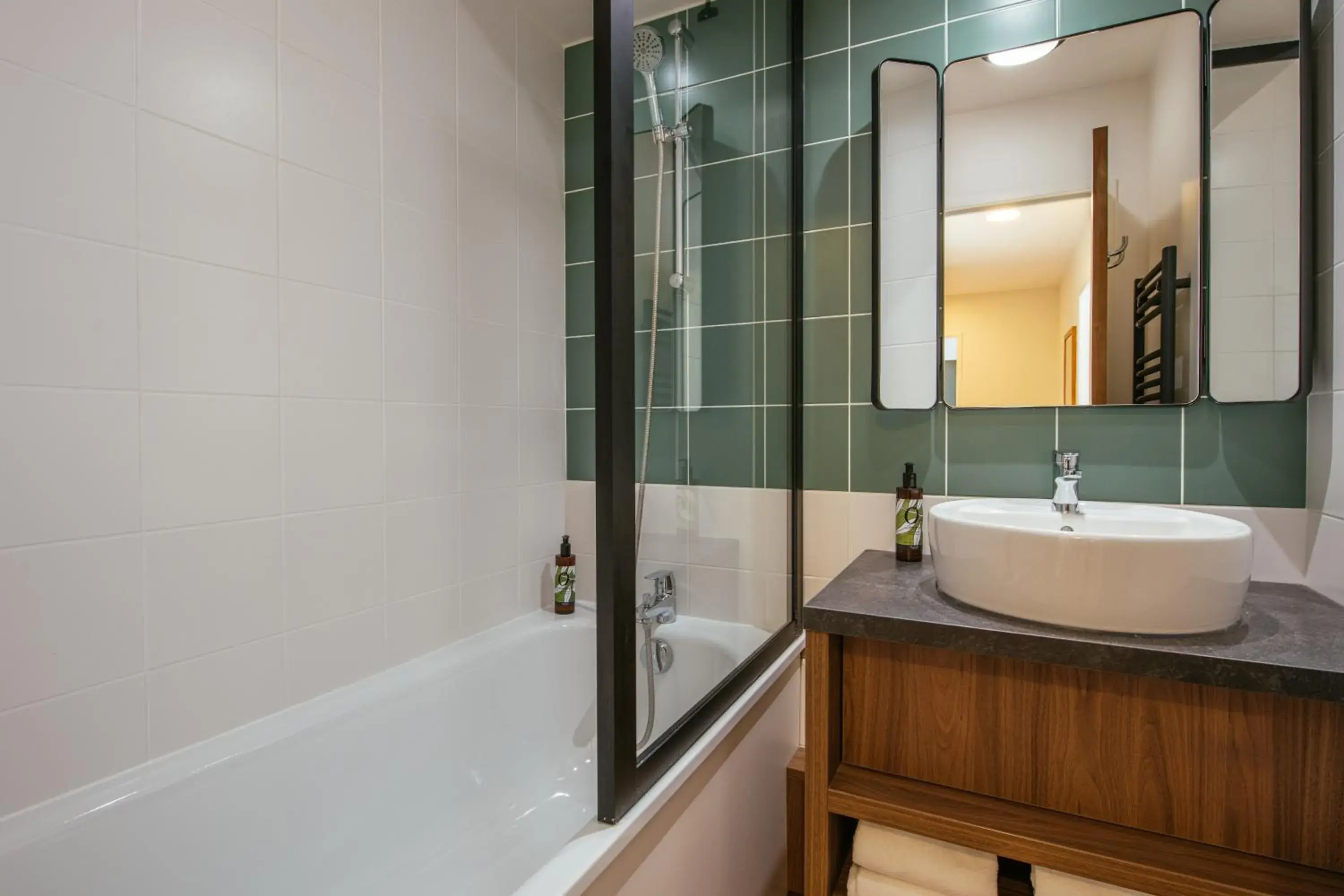 Bathroom in Adagio Paris Buttes Chaumont Aparthotel