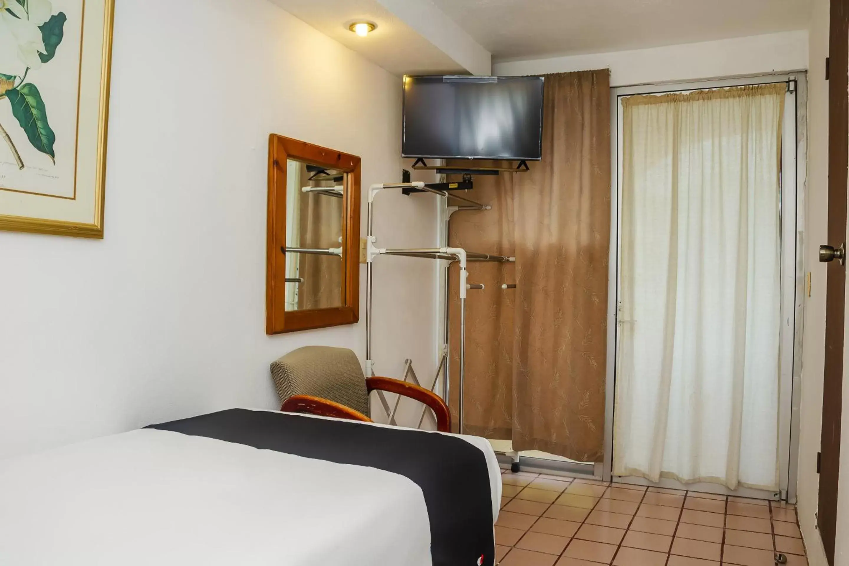 Bedroom, TV/Entertainment Center in Capital O Hotel Dos Mares, Cabo San Lucas