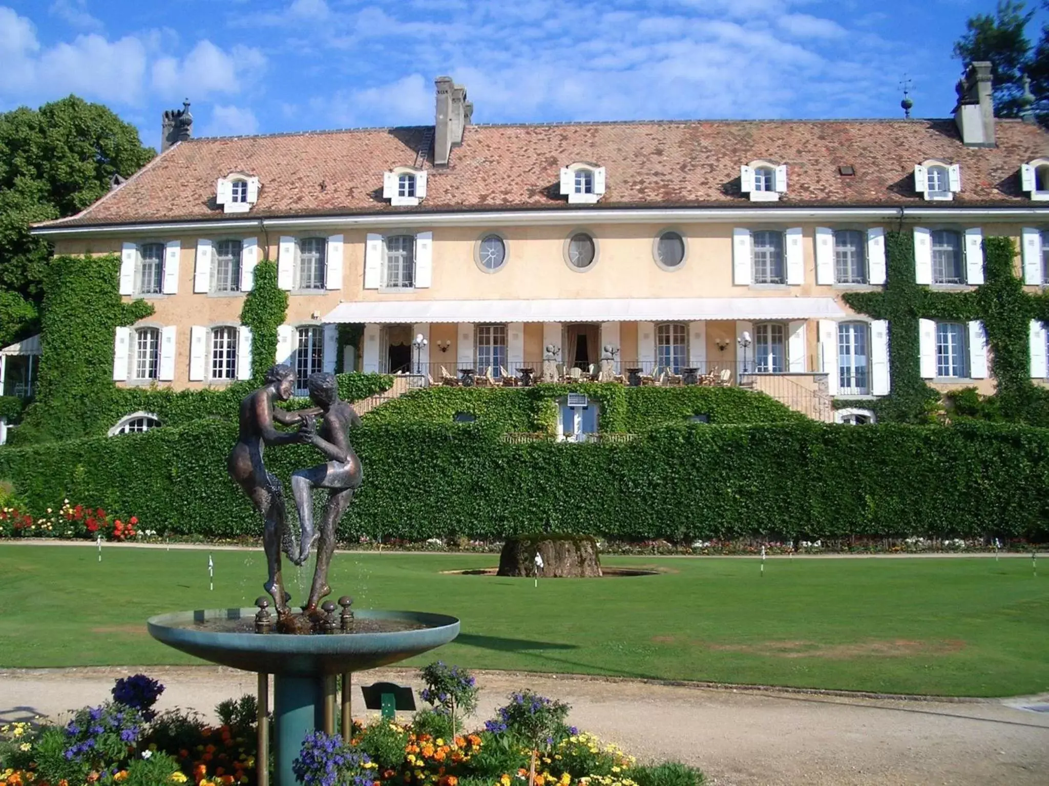 Facade/entrance, Property Building in Château de Bonmont