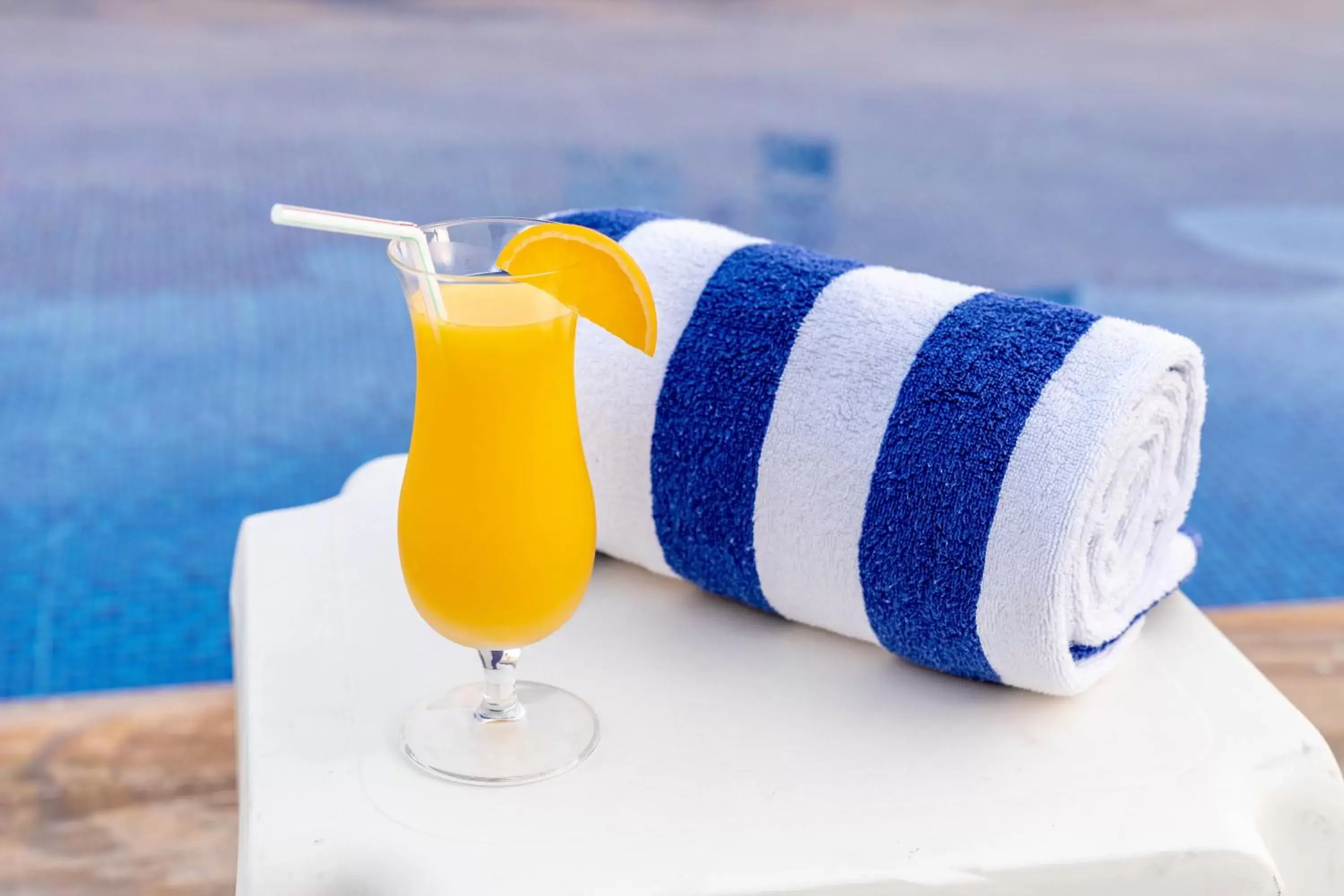 Swimming pool, Drinks in Auris Boutique Hotel Apartments - AlBarsha