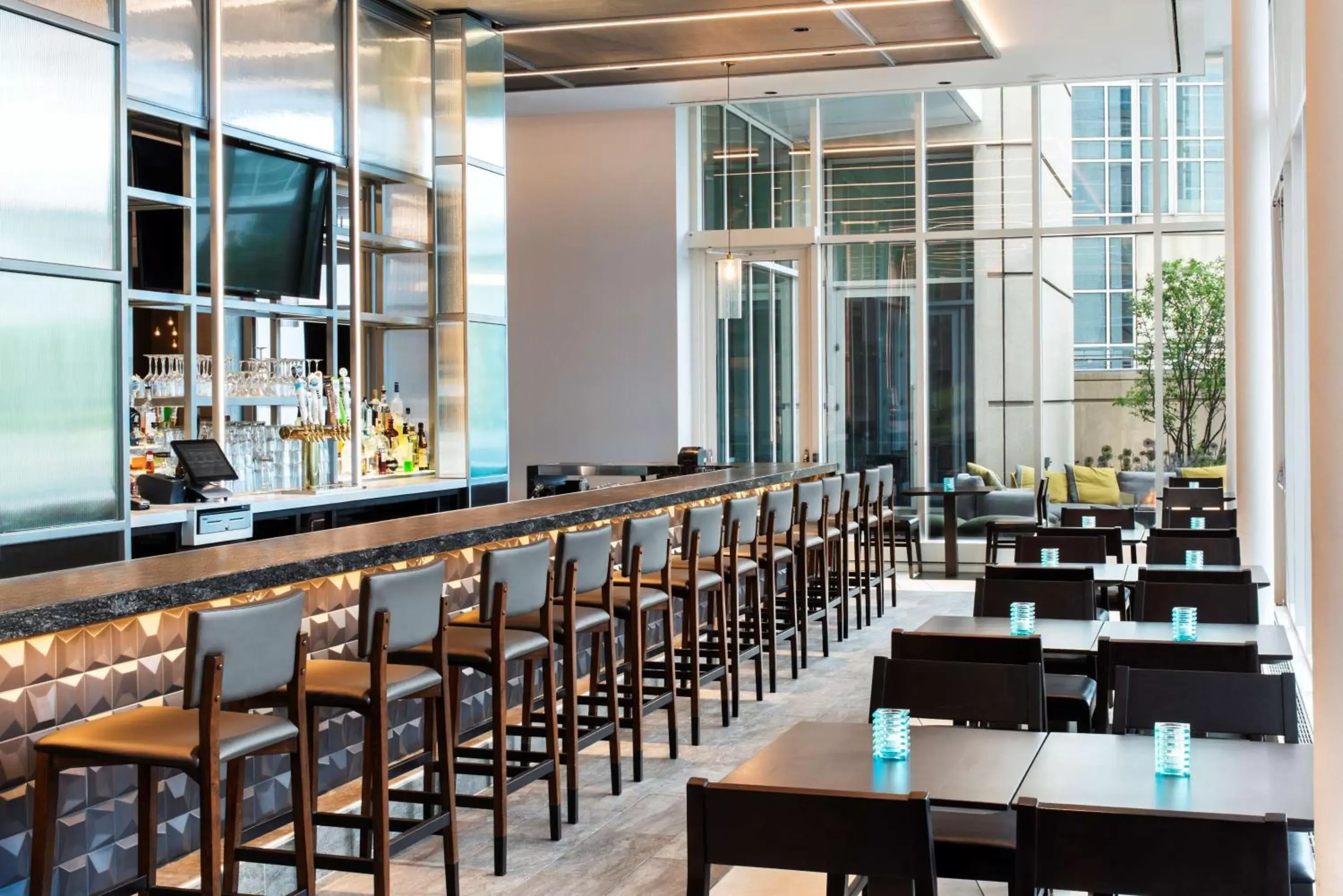 Pool view, Lounge/Bar in Hyatt Regency McCormick Place