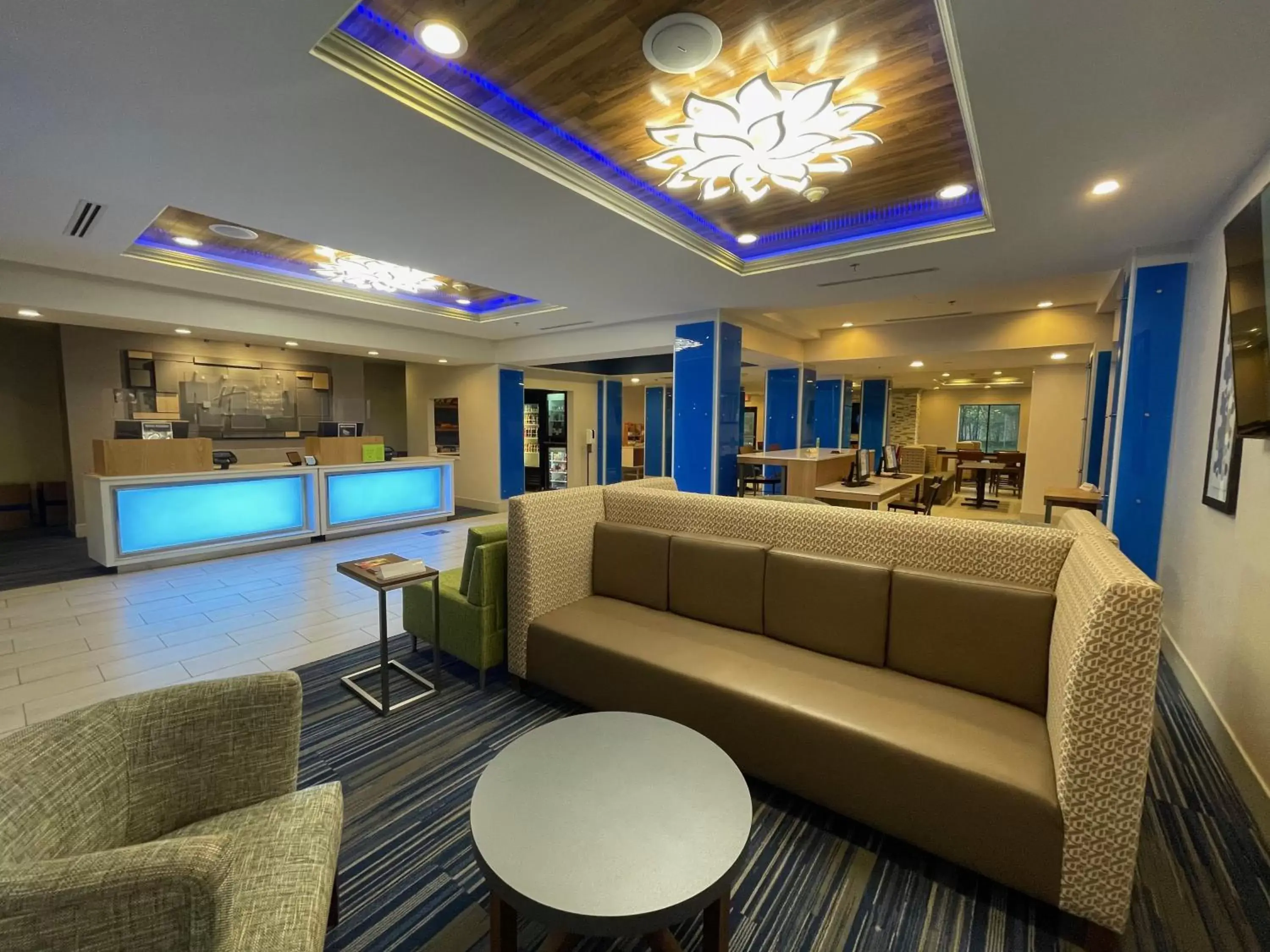 Lobby or reception, Seating Area in Holiday Inn Express & Suites Columbia - East Elkridge, Jessup an IHG Hotel