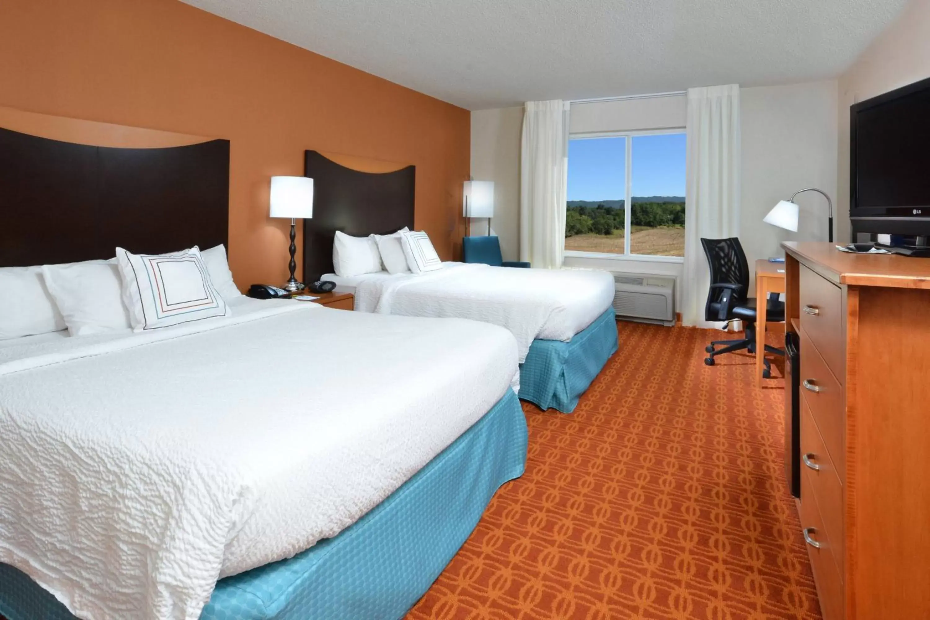 Photo of the whole room, Bed in Fairfield Inn & Suites Wytheville