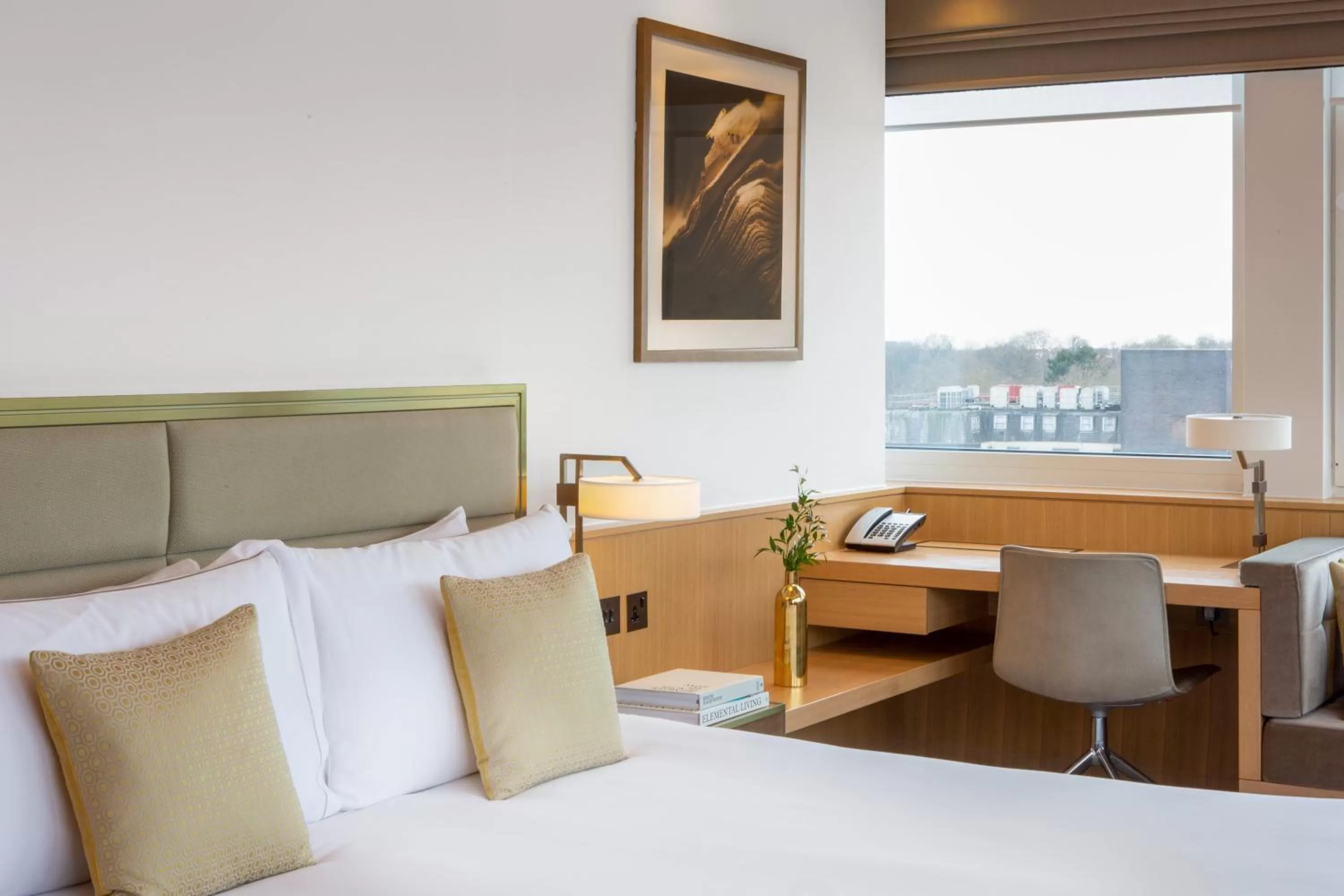 hair dresser, Bed in Royal Lancaster London