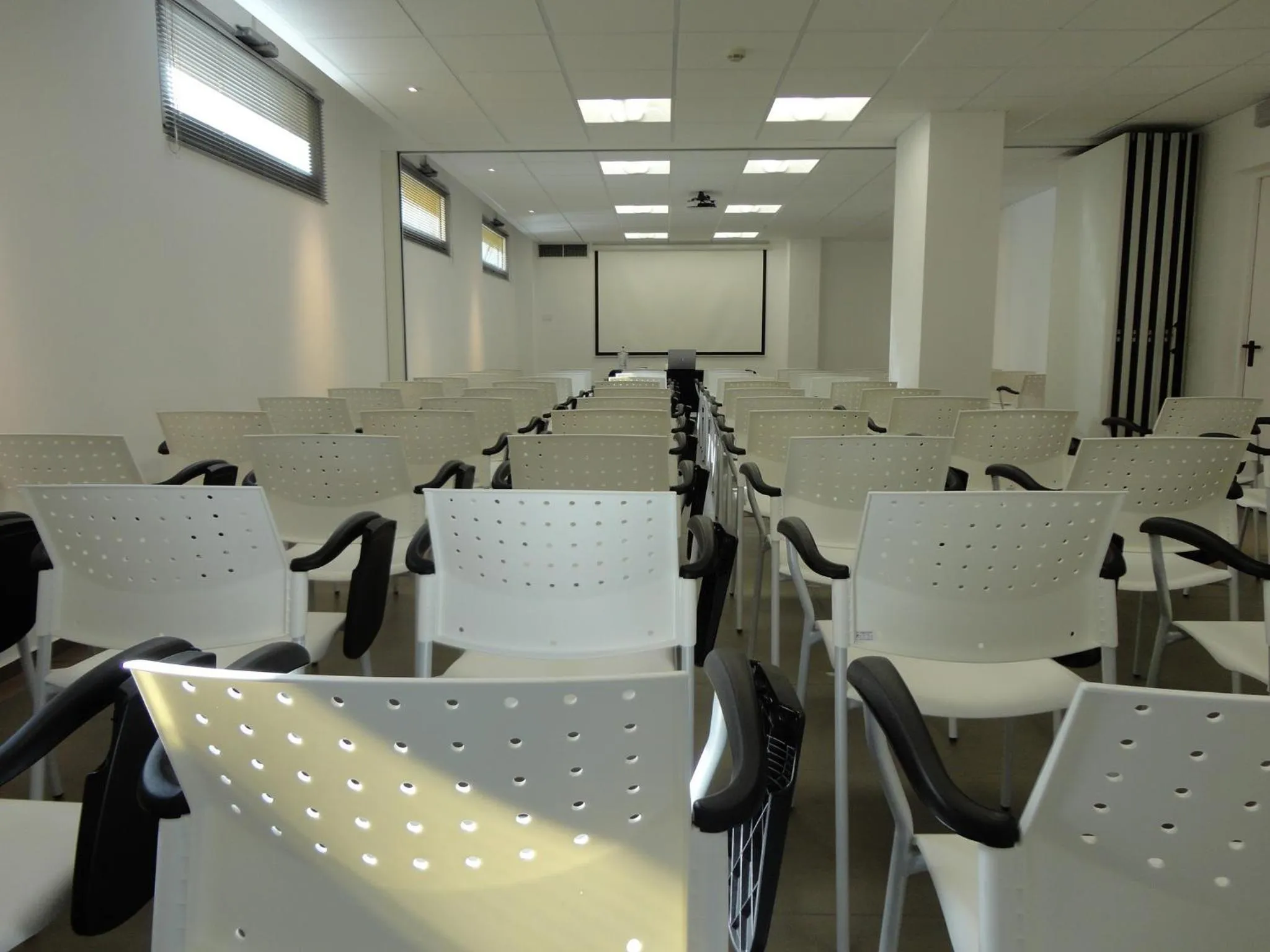 Business facilities in MICHELINO 75 by the Sydney Hotel