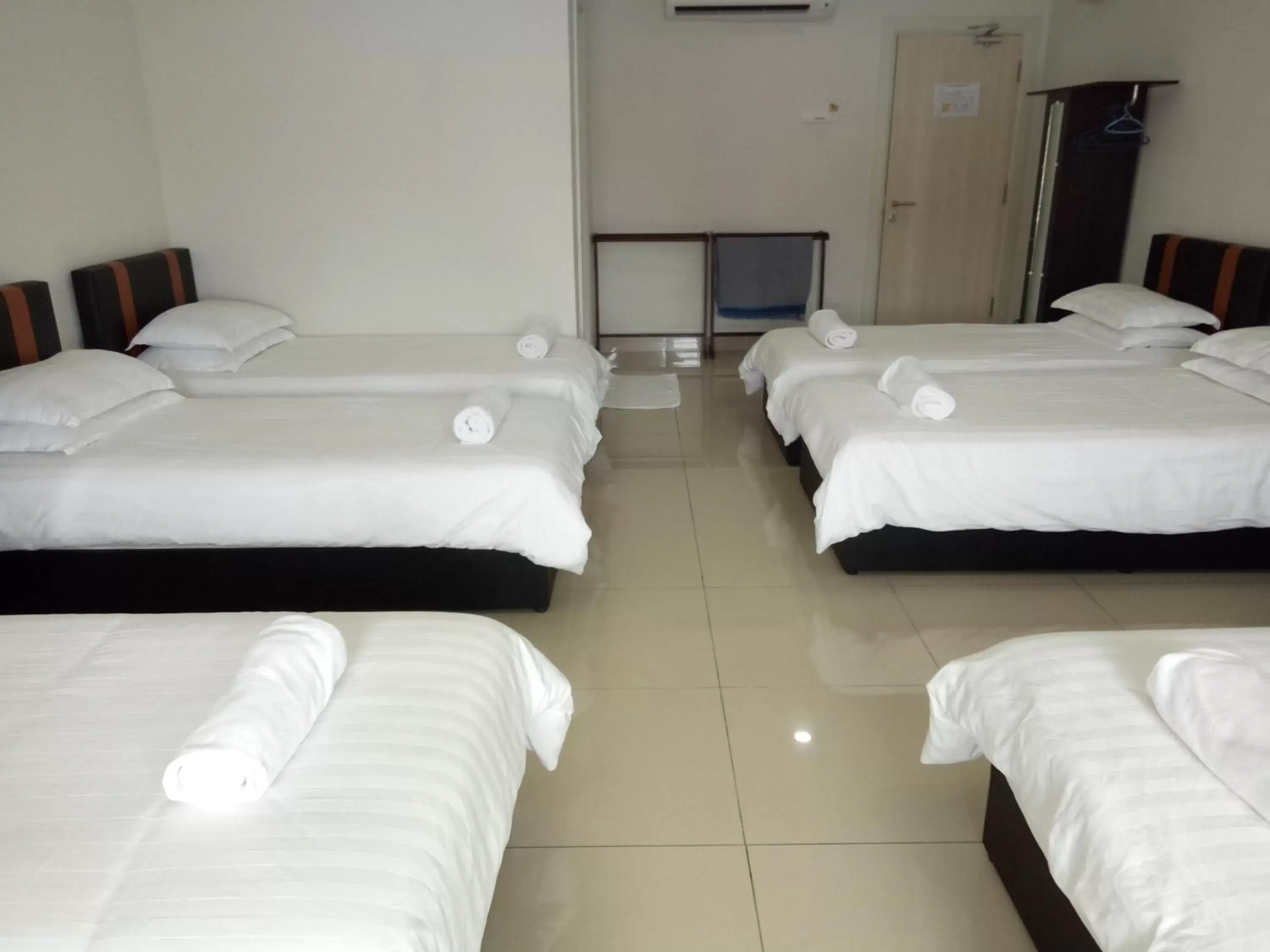 Bedroom, Bed in Hotel Mutiara KGMMB