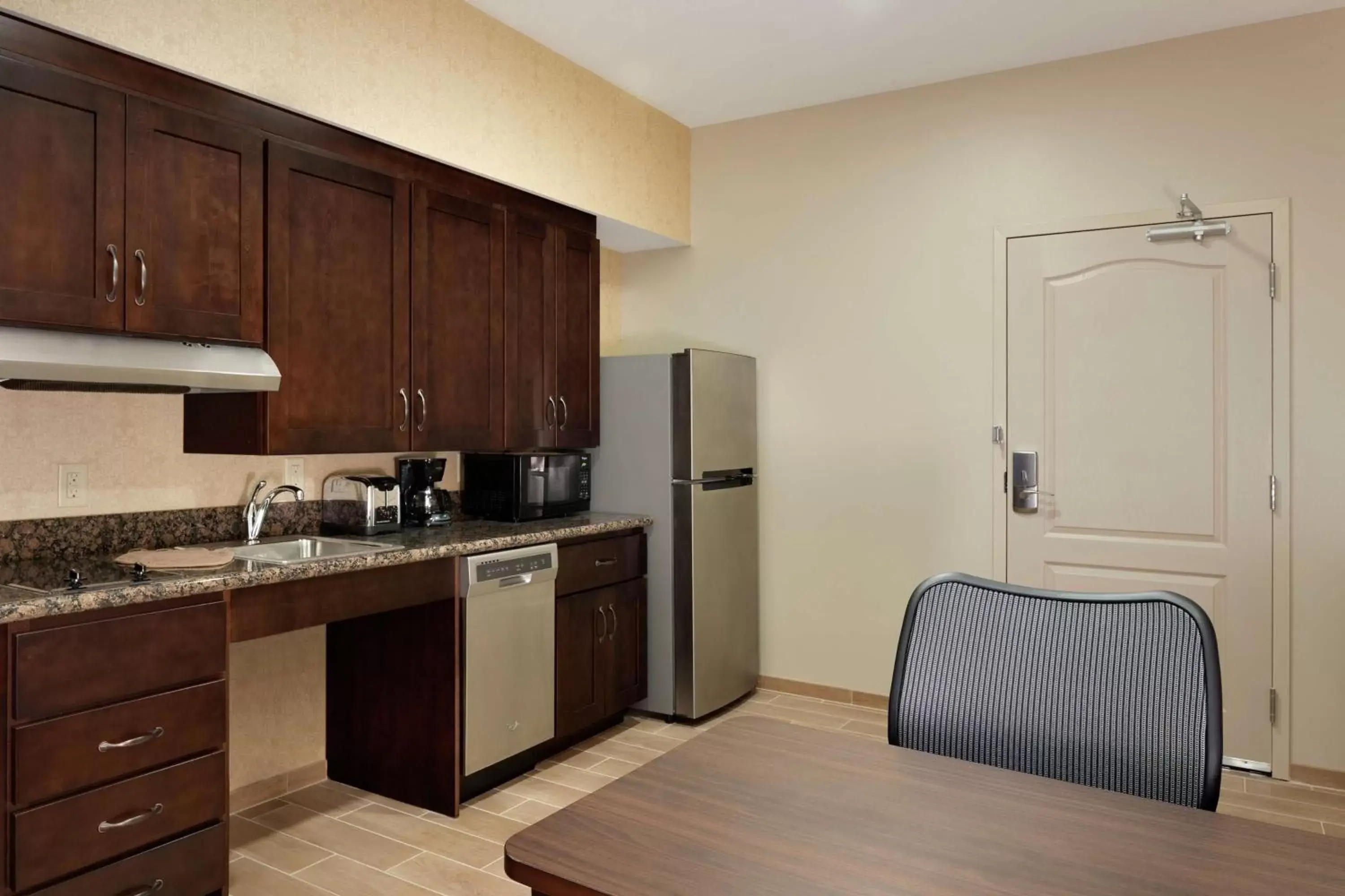 Kitchen or kitchenette, Kitchen/Kitchenette in Homewood Suites by Hilton Kalamazoo-Portage