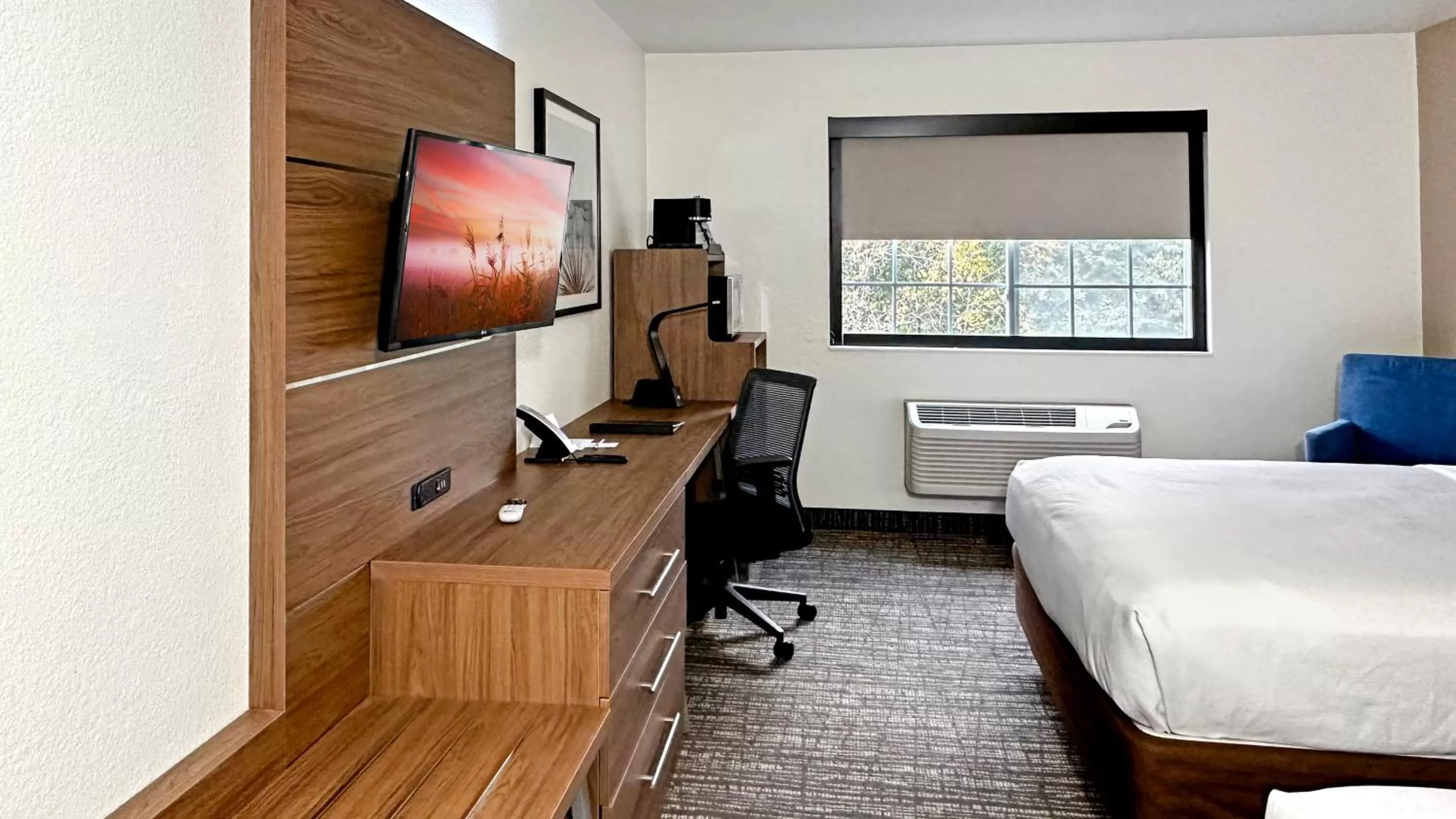 TV and multimedia, Bed in Estherville Hotel & Suites