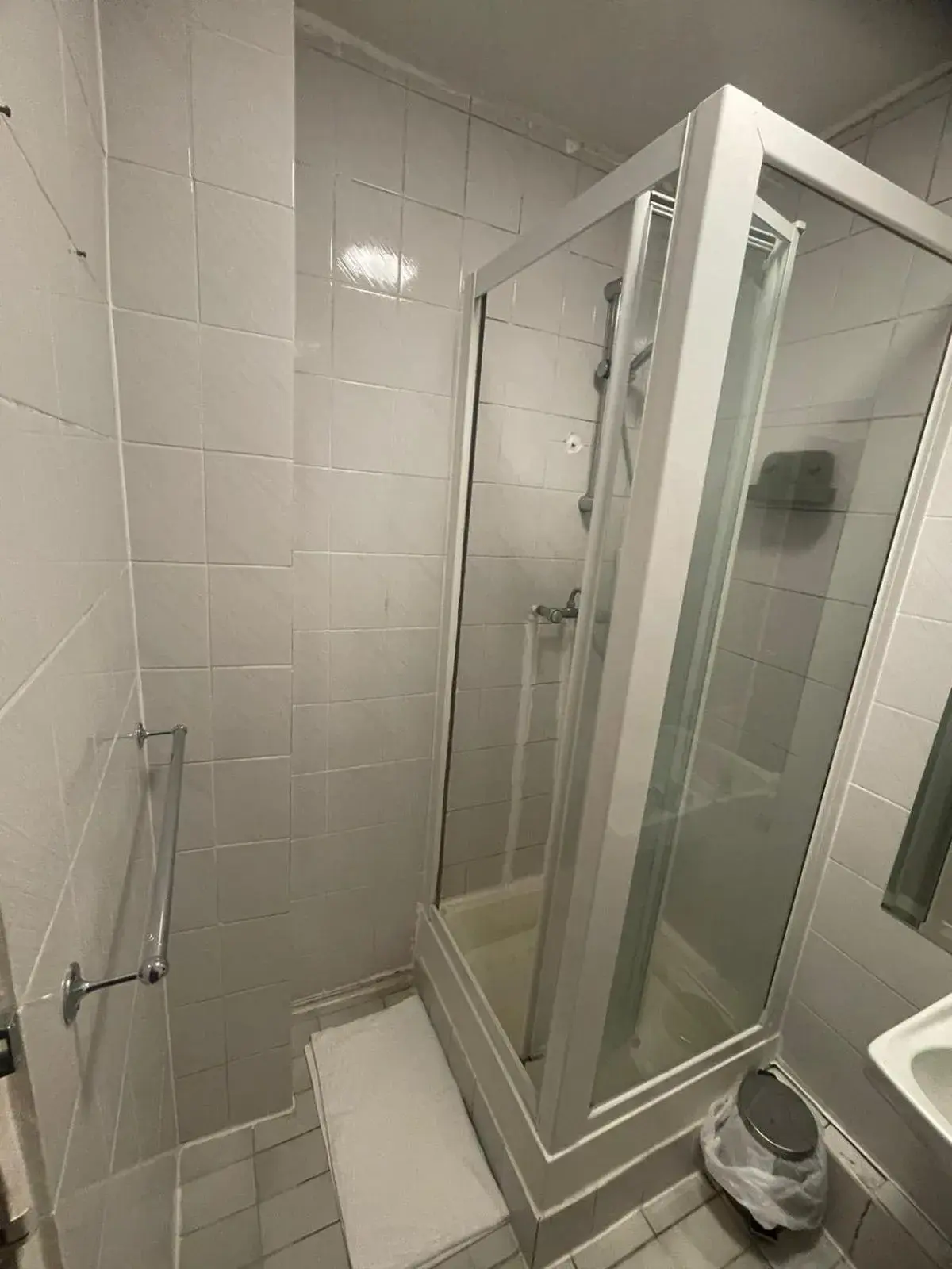 Shower, Bathroom in Manor Hotel