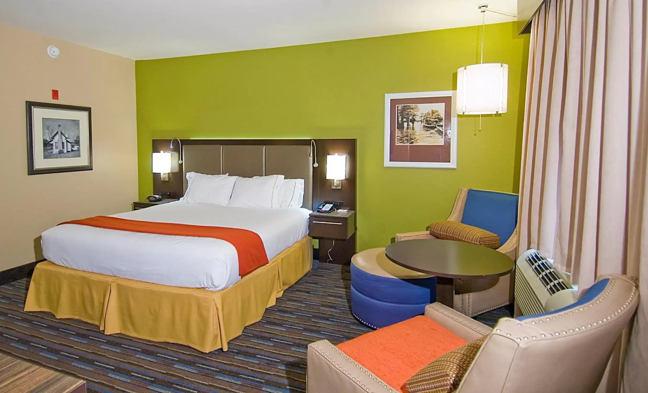 Photo of the whole room, Bed in Holiday Inn Express Fulton, an IHG Hotel