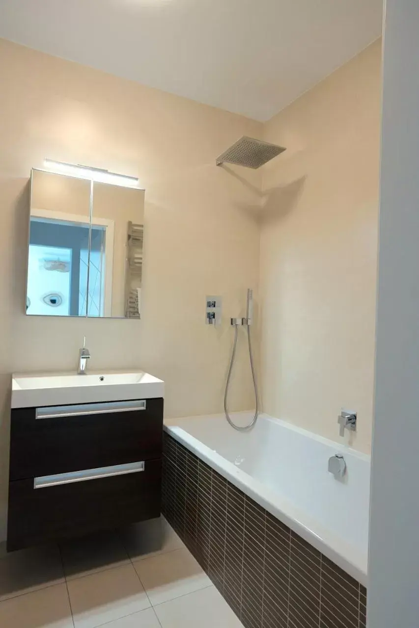 Bathroom in Corvin Plaza Apartments & Suites