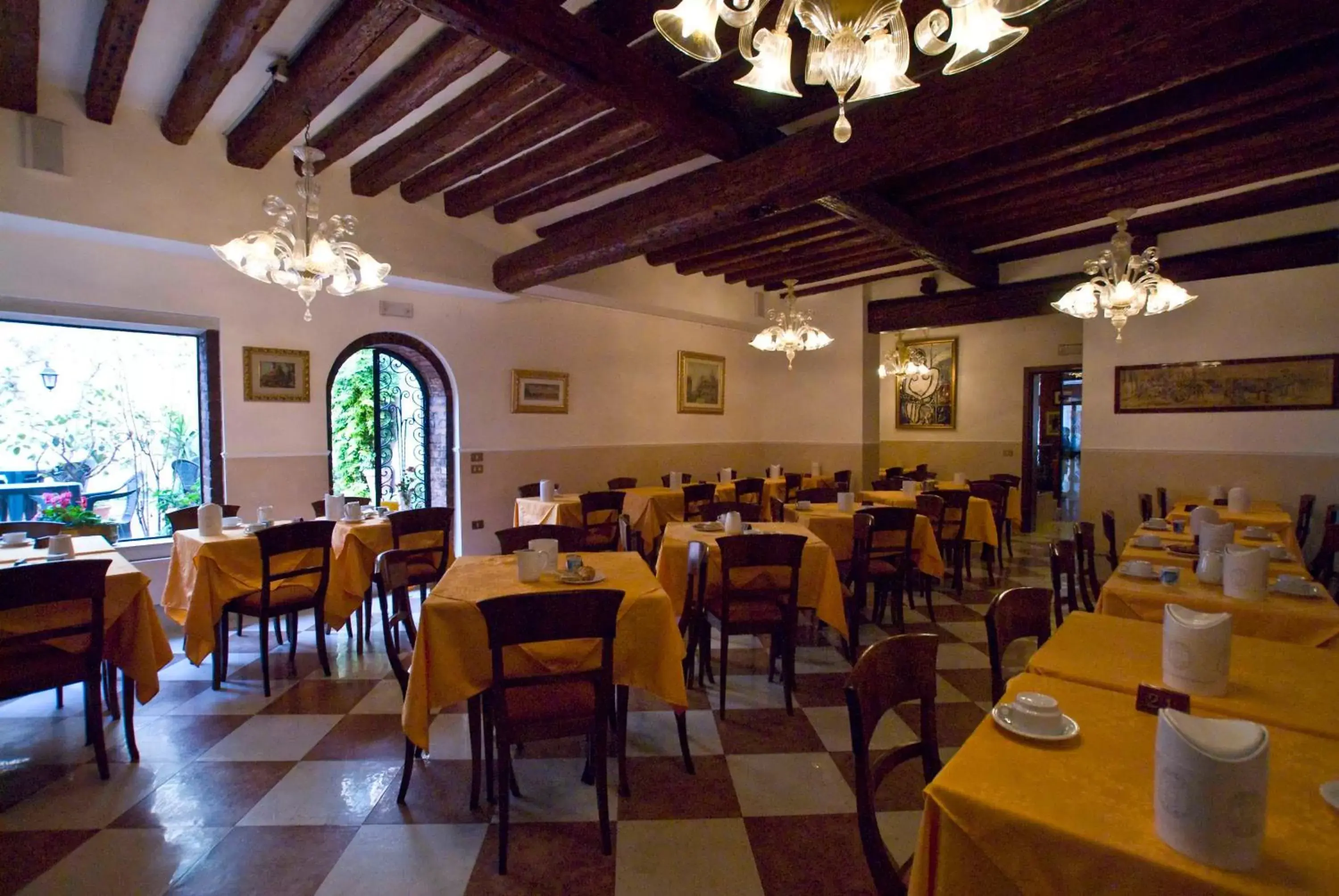 Restaurant/Places to Eat in Hotel Tivoli