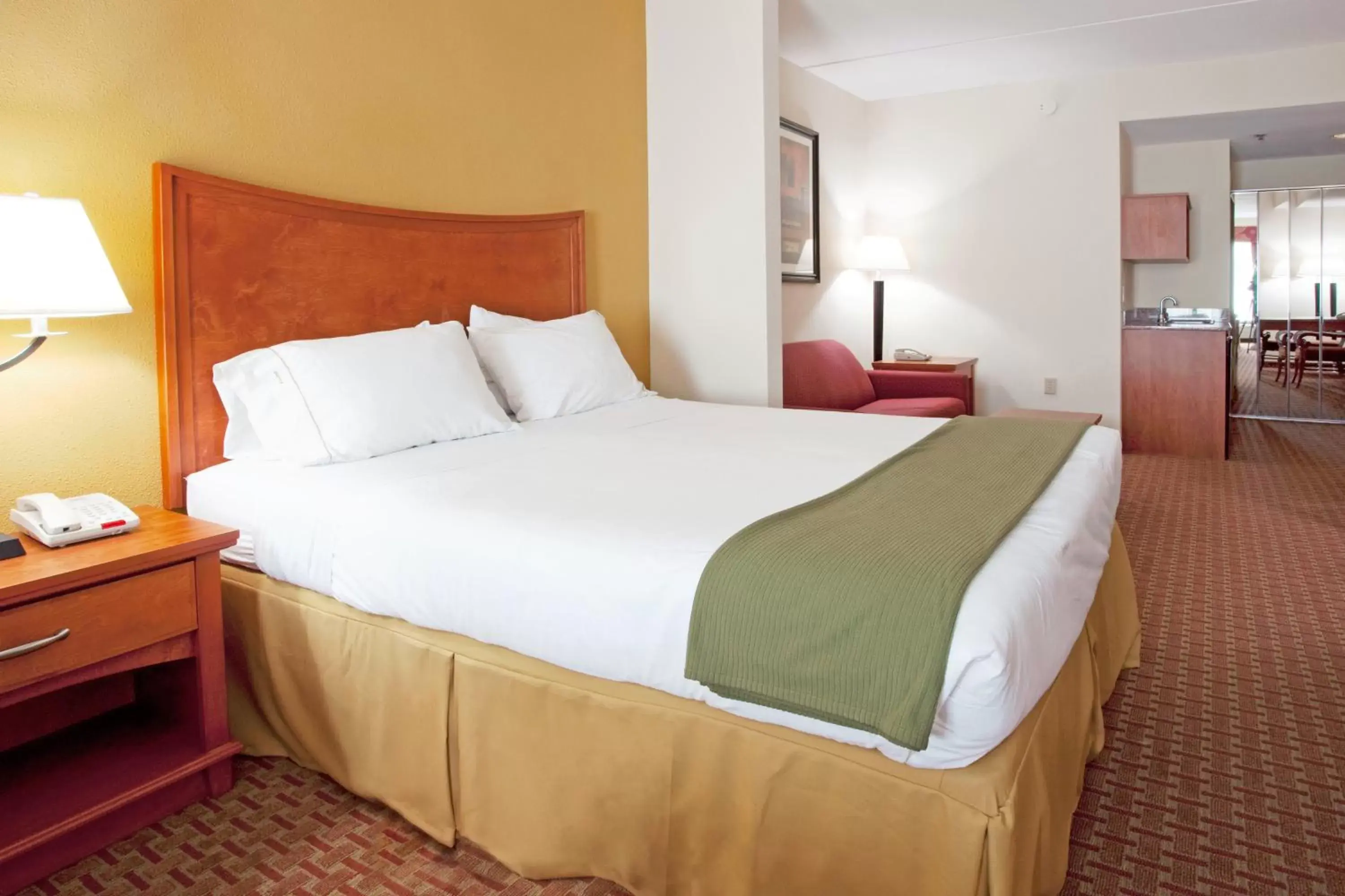 Bedroom, Bed in Holiday Inn Express Hotel & Suites Jacksonville North-Fernandina, an IHG Hotel