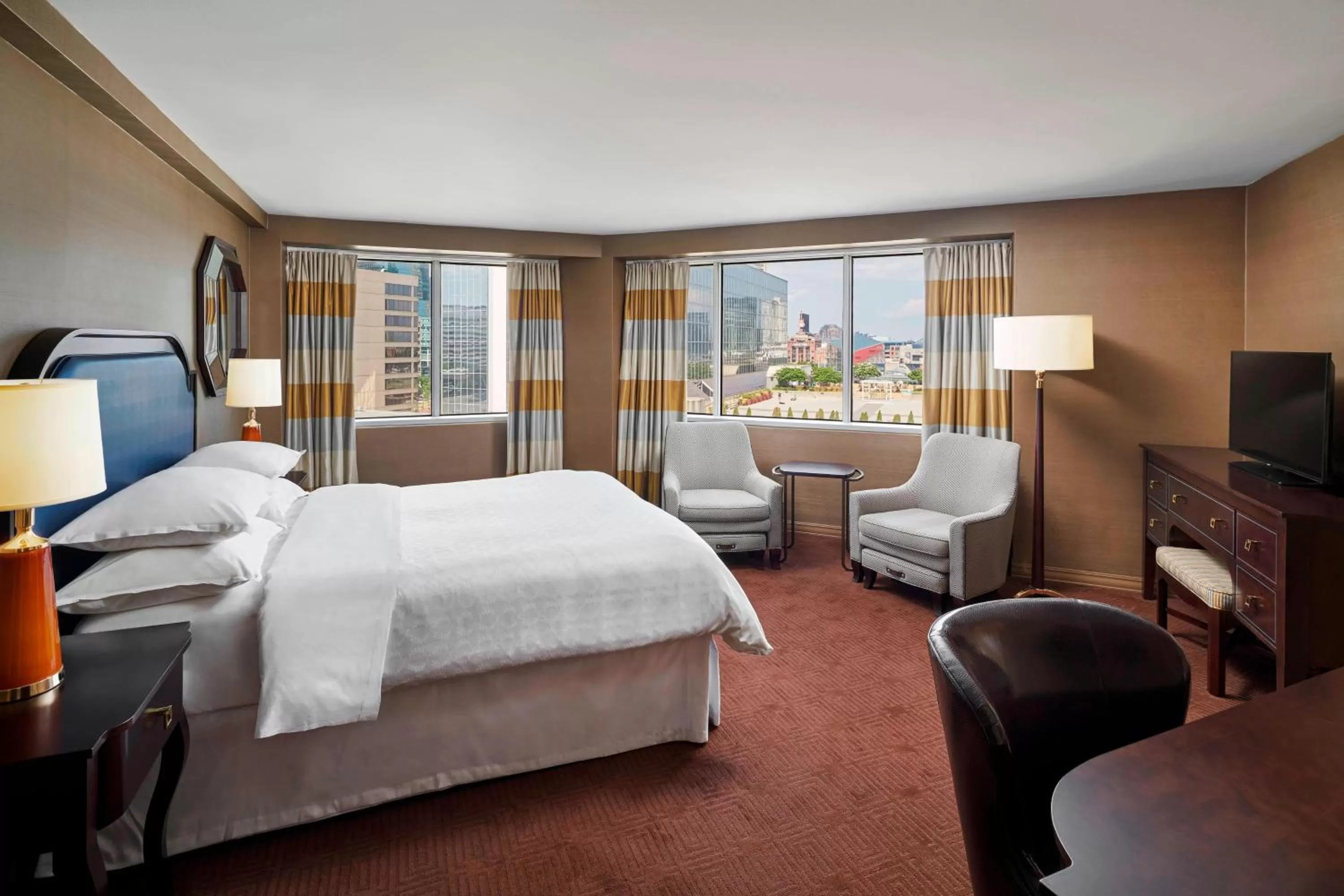 Photo of the whole room, Bed in Sheraton Inner Harbor Hotel