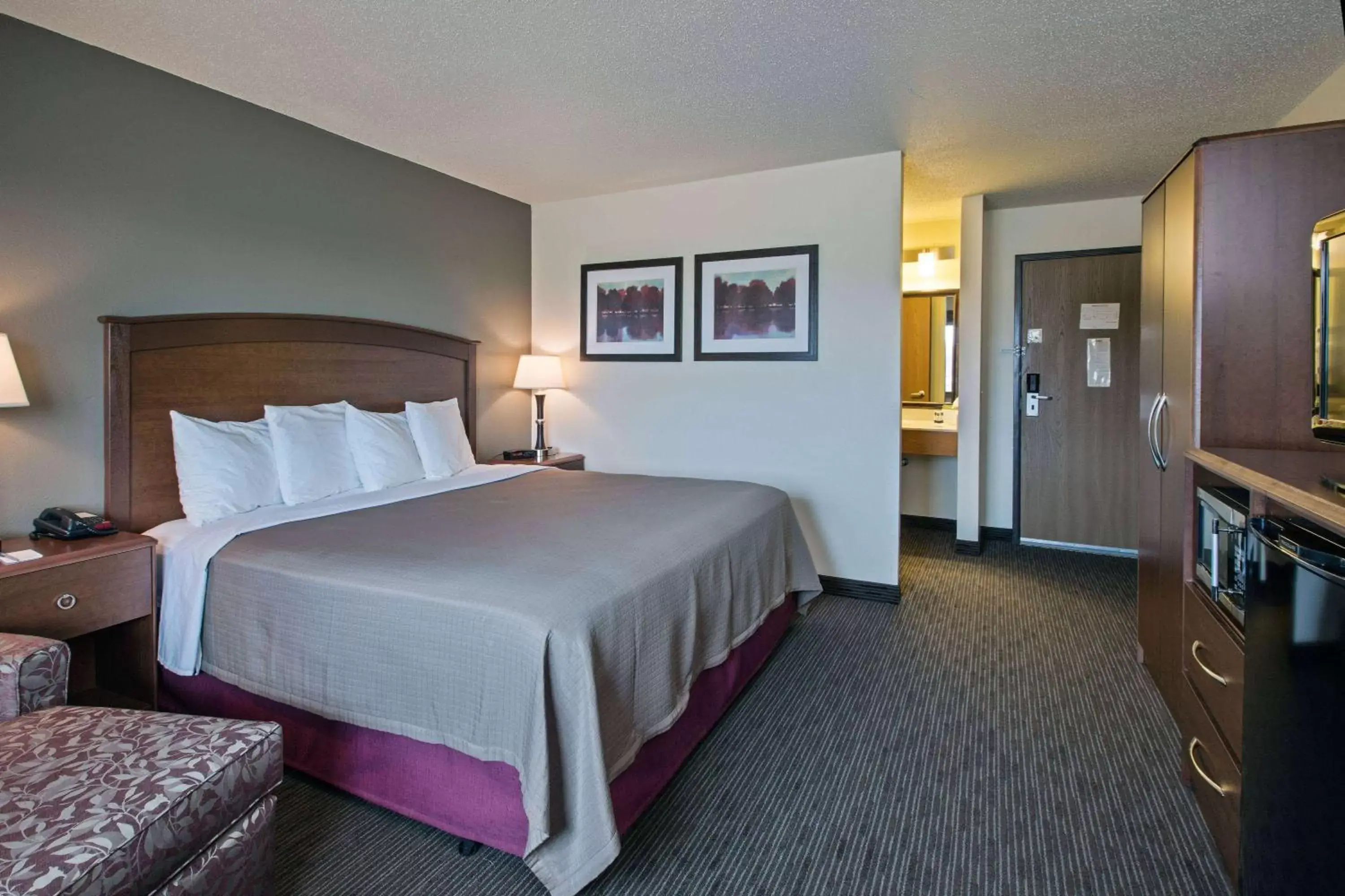 Photo of the whole room, Bed in AmericInn by Wyndham Grundy Center