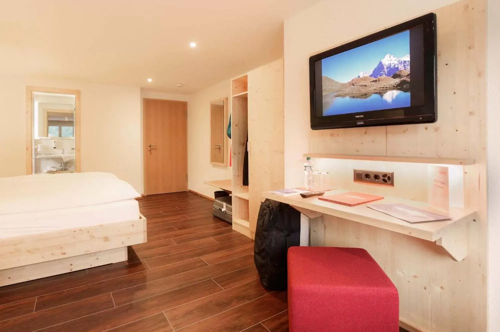 Bedroom, TV/Entertainment Center in Hotel Caprice - Grindelwald