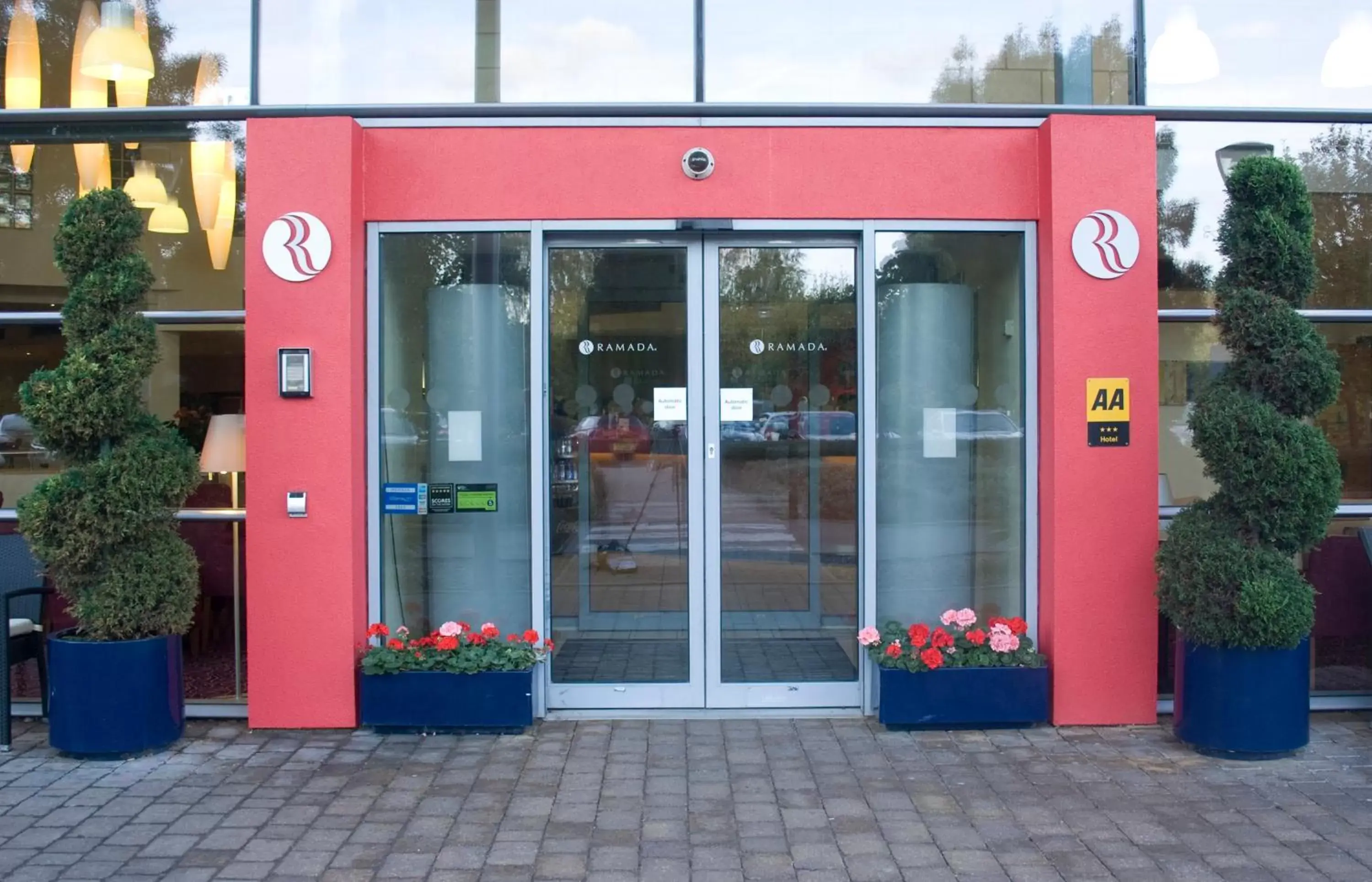 Facade/entrance in Ramada London North