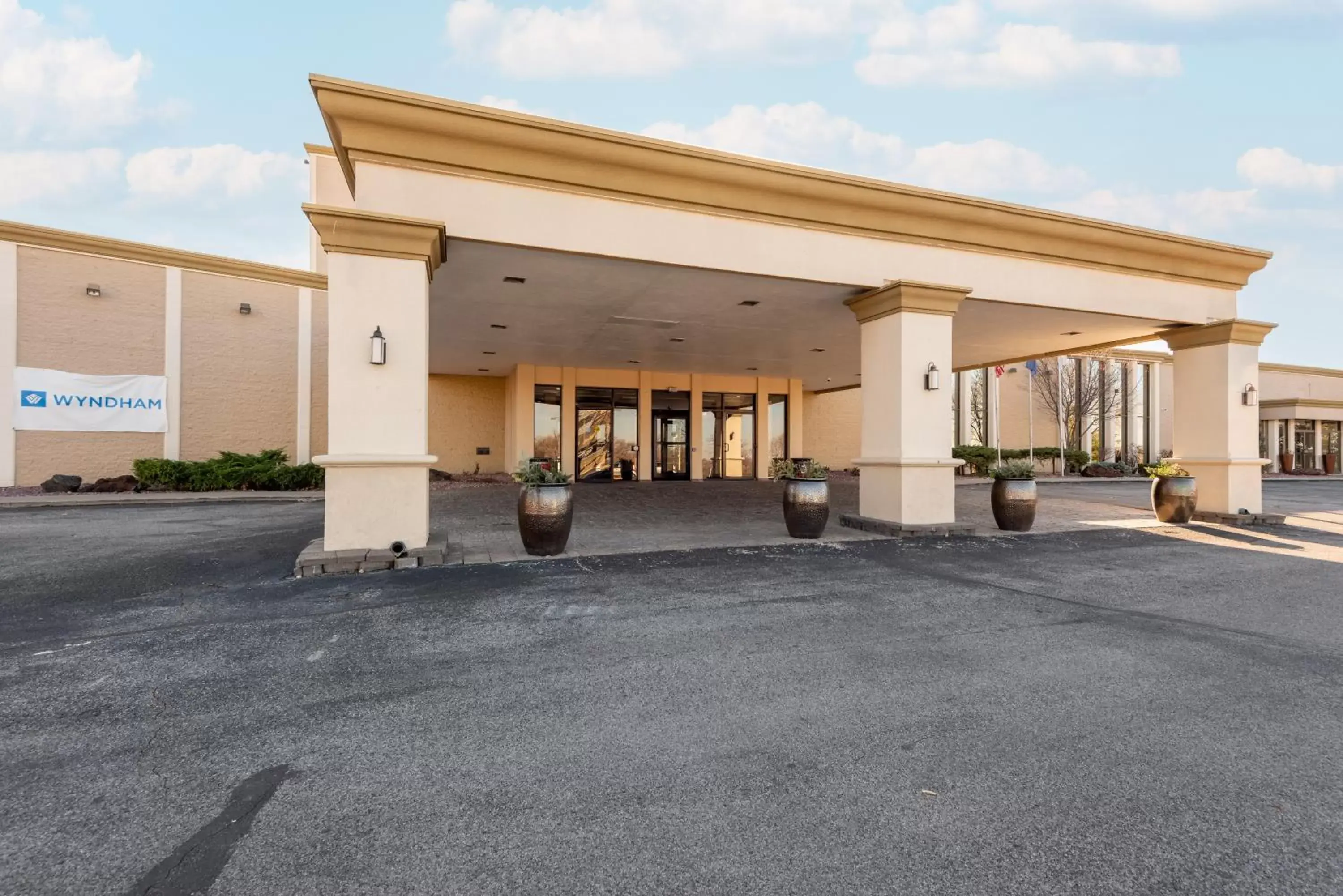 Property Building in Wyndham Omaha Hotel - West Dodge