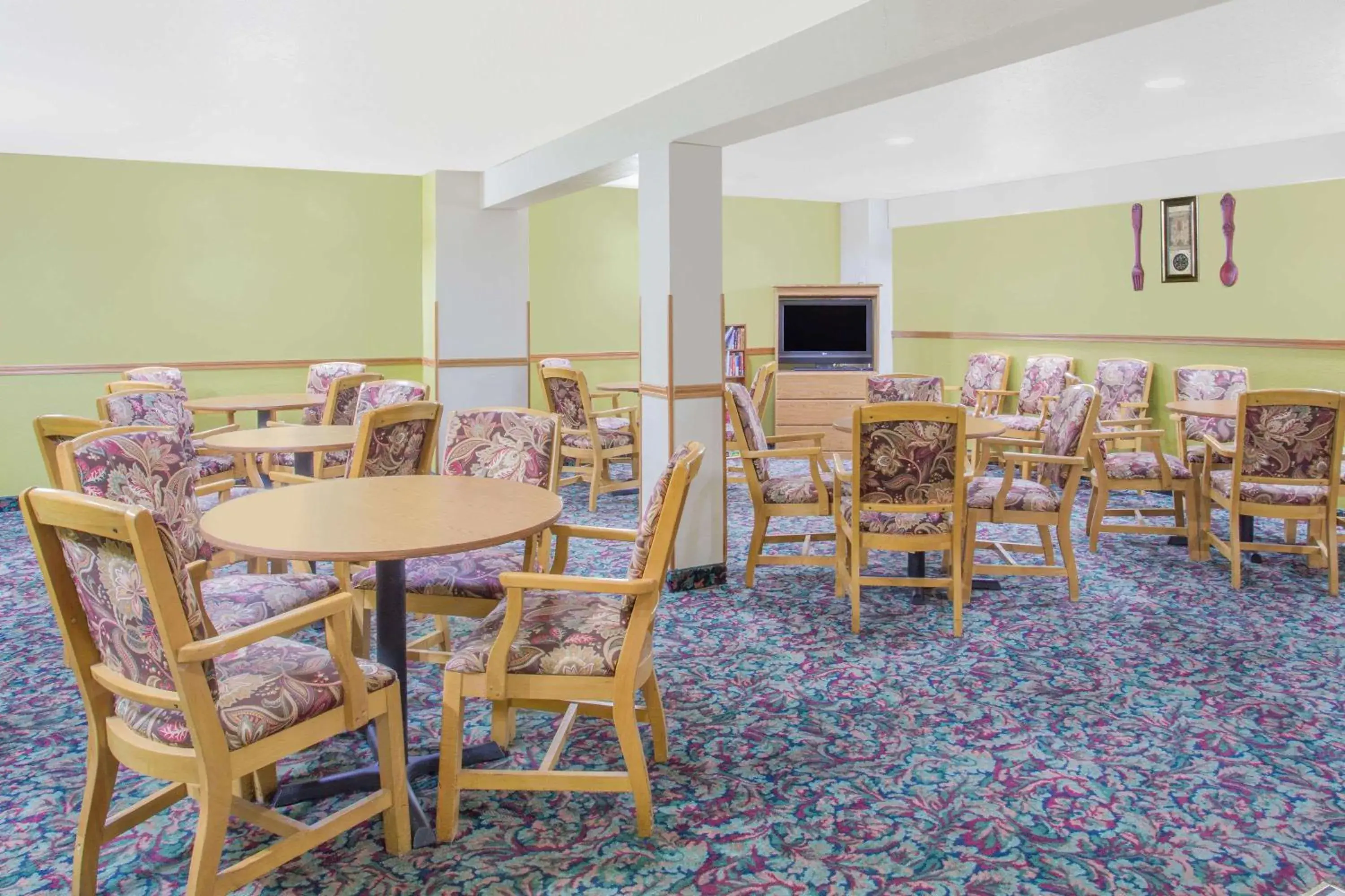 Photo of the whole room, Restaurant/Places to Eat in Days Inn by Wyndham Custer
