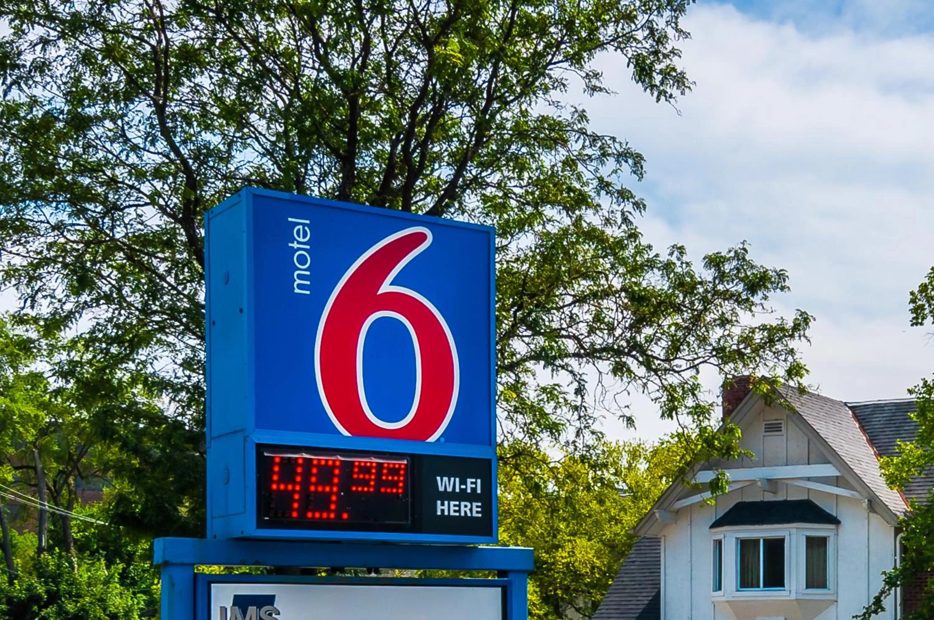 Facade/entrance in Motel 6-Arlington Heights, IL - Chicago North Central