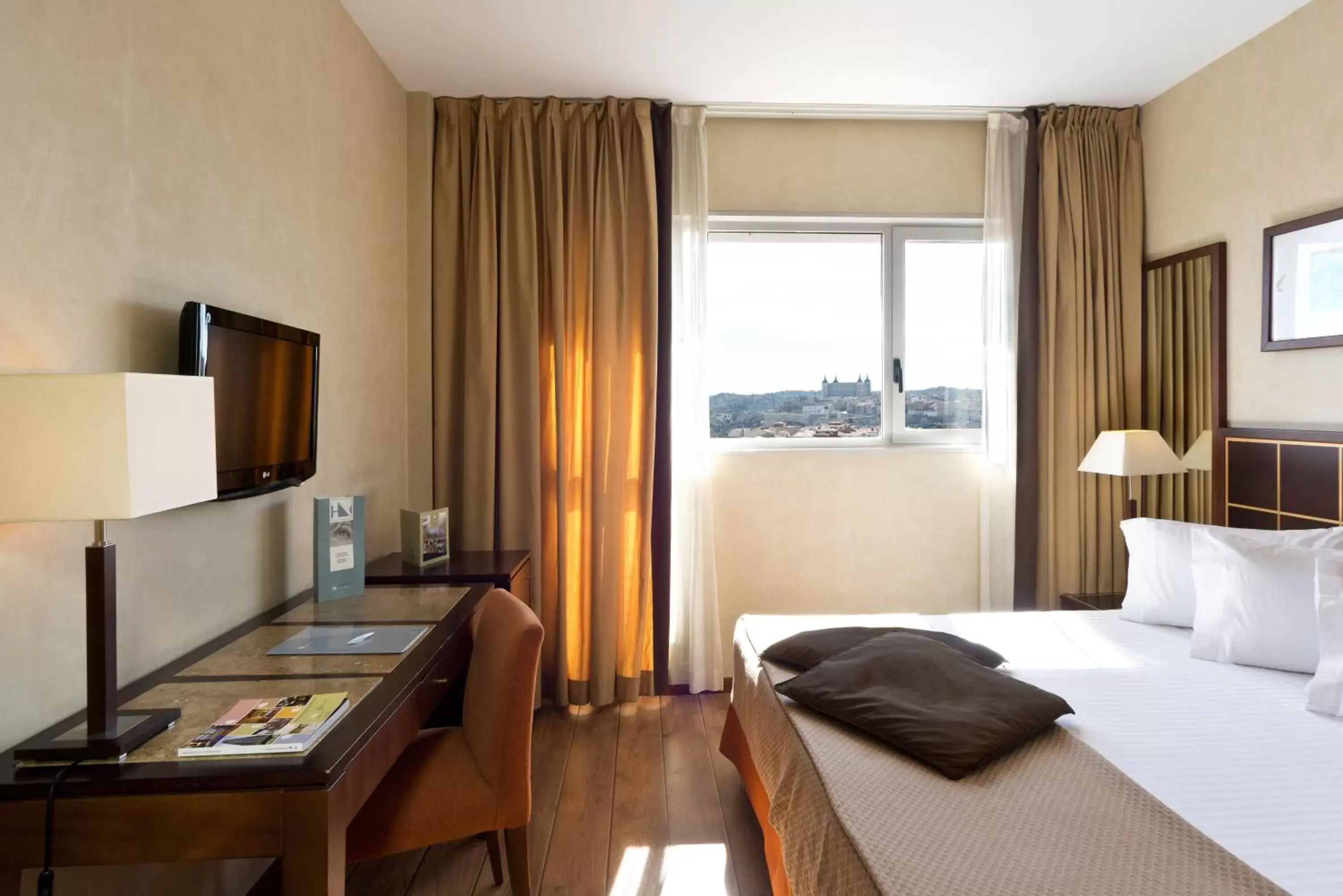 Bed, TV/Entertainment Center in Eurostars Toledo