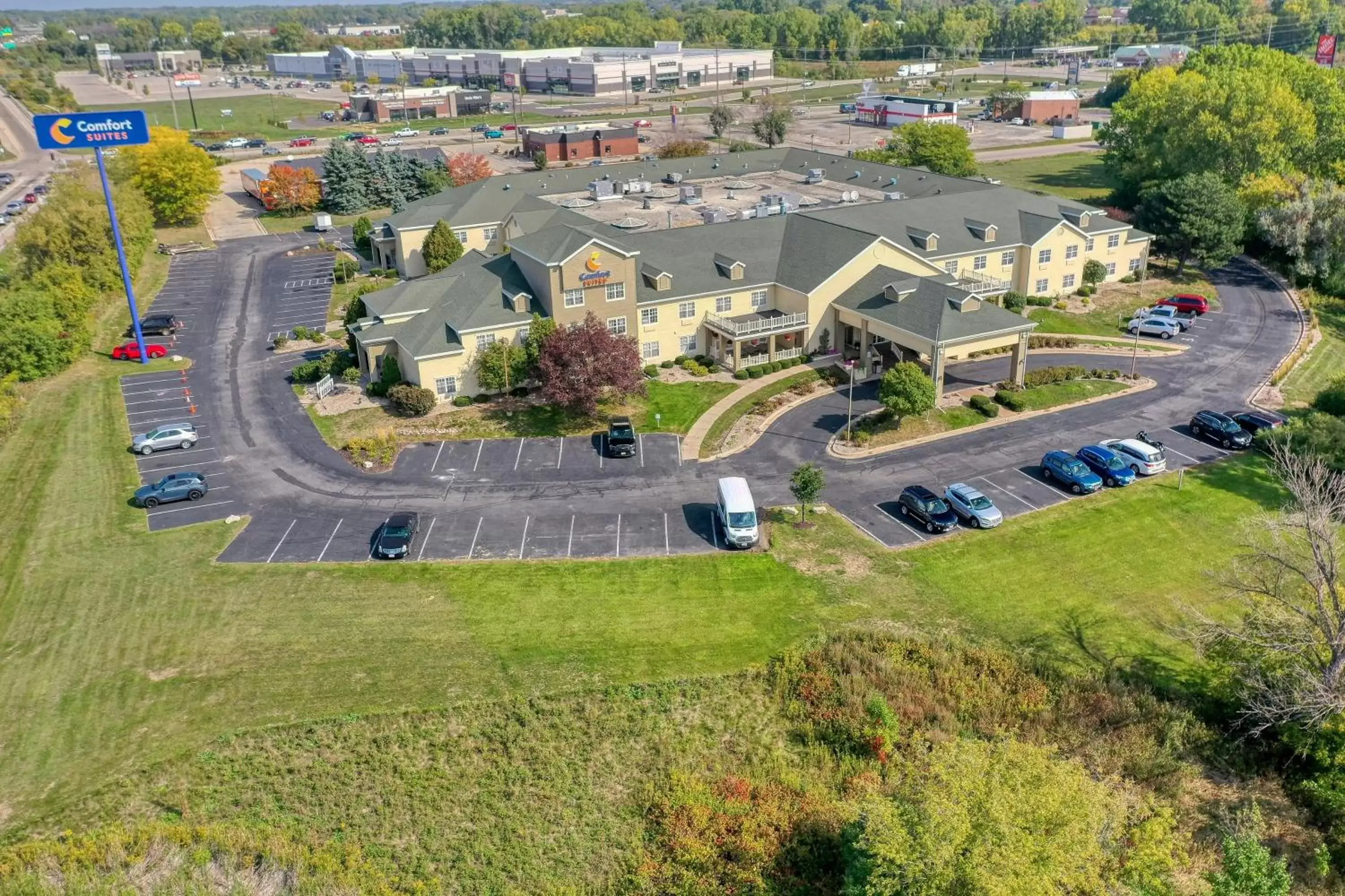 Property building, Bird's-eye View in Comfort Suites Appleton Airport