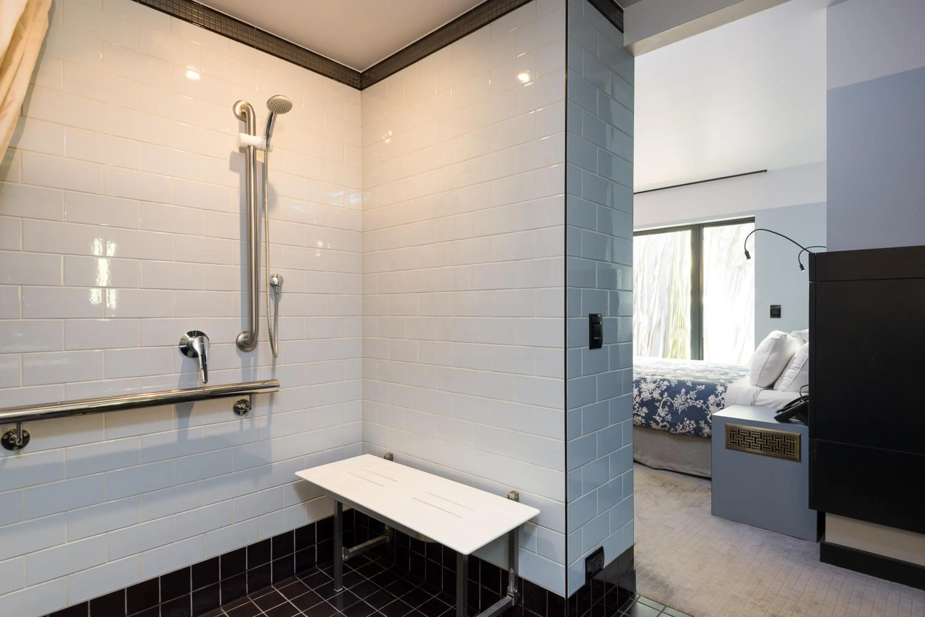 Bathroom, Bed in Spicers Balfour Hotel