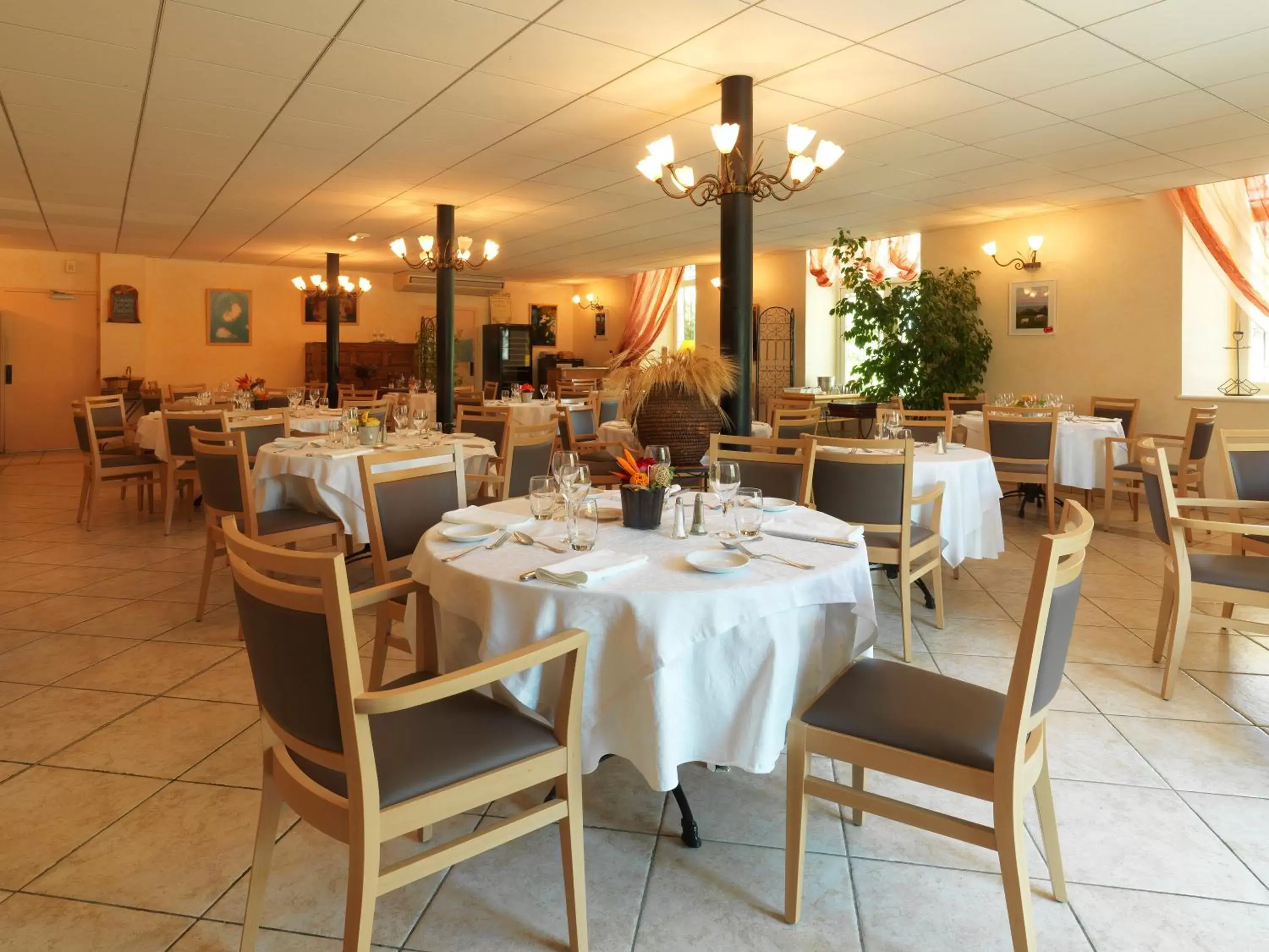 Restaurant/Places to Eat in Logis Hôtel restaurant Les Minotiers