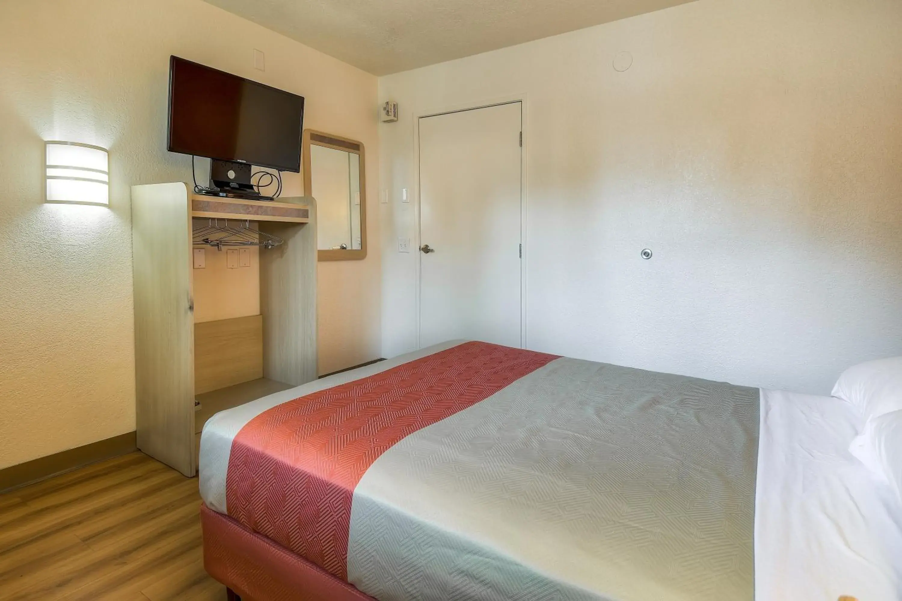 Bedroom, Bed in Motel 6-Chino, CA - Los Angeles Area