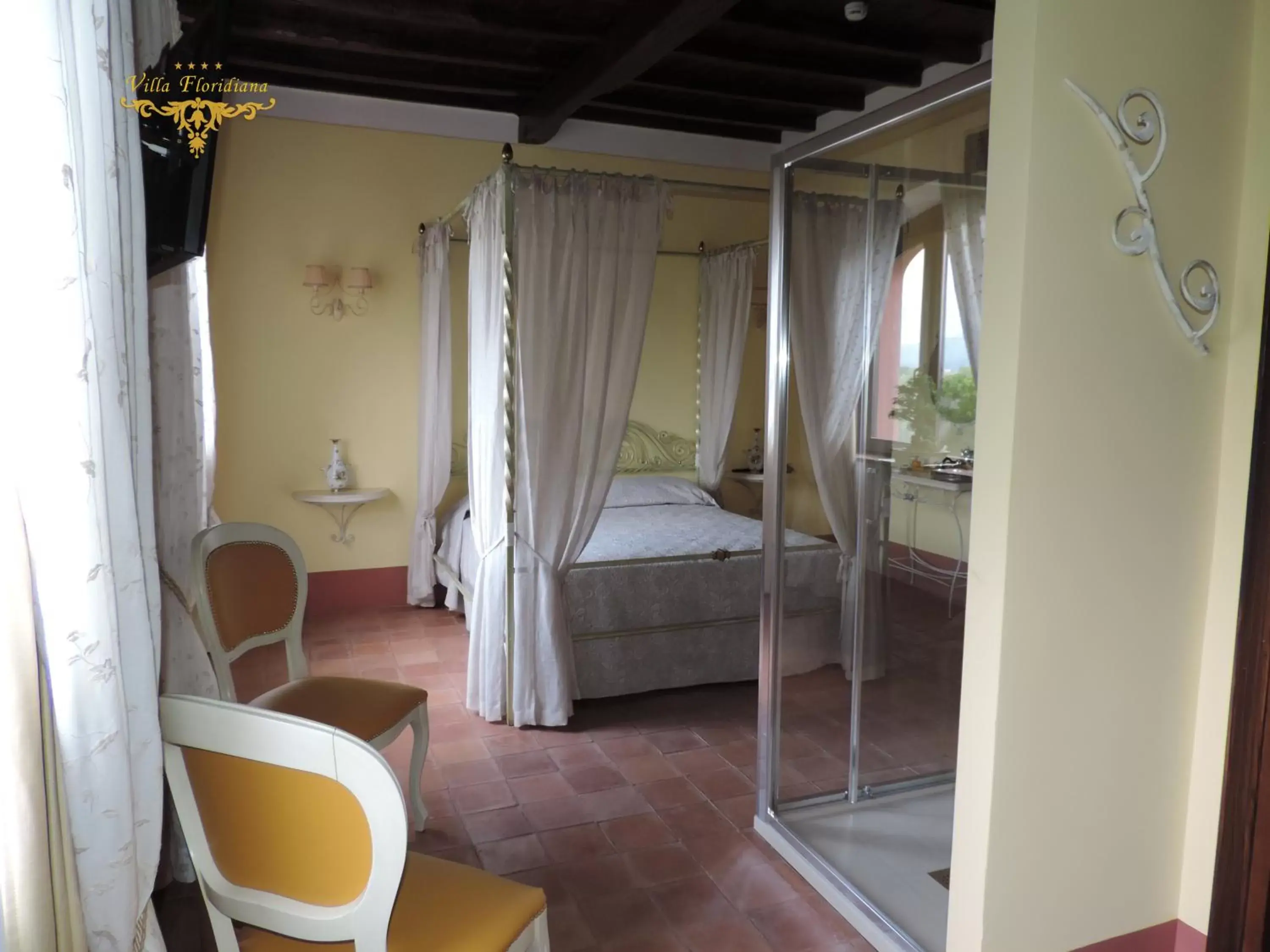 Living room, Bed in Villa Floridiana