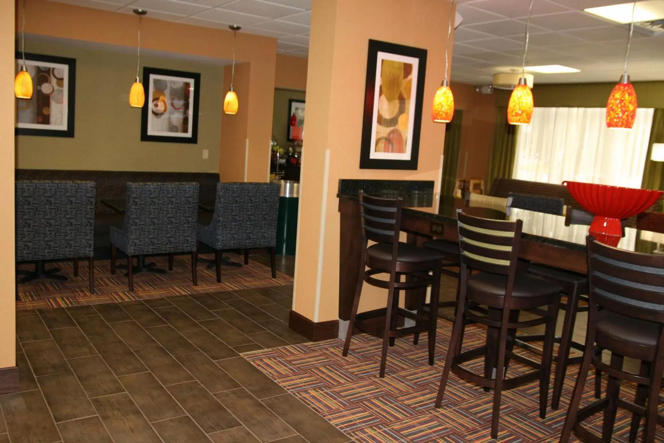Lobby or reception, Lounge/Bar in Hampton Inn Youngstown-North