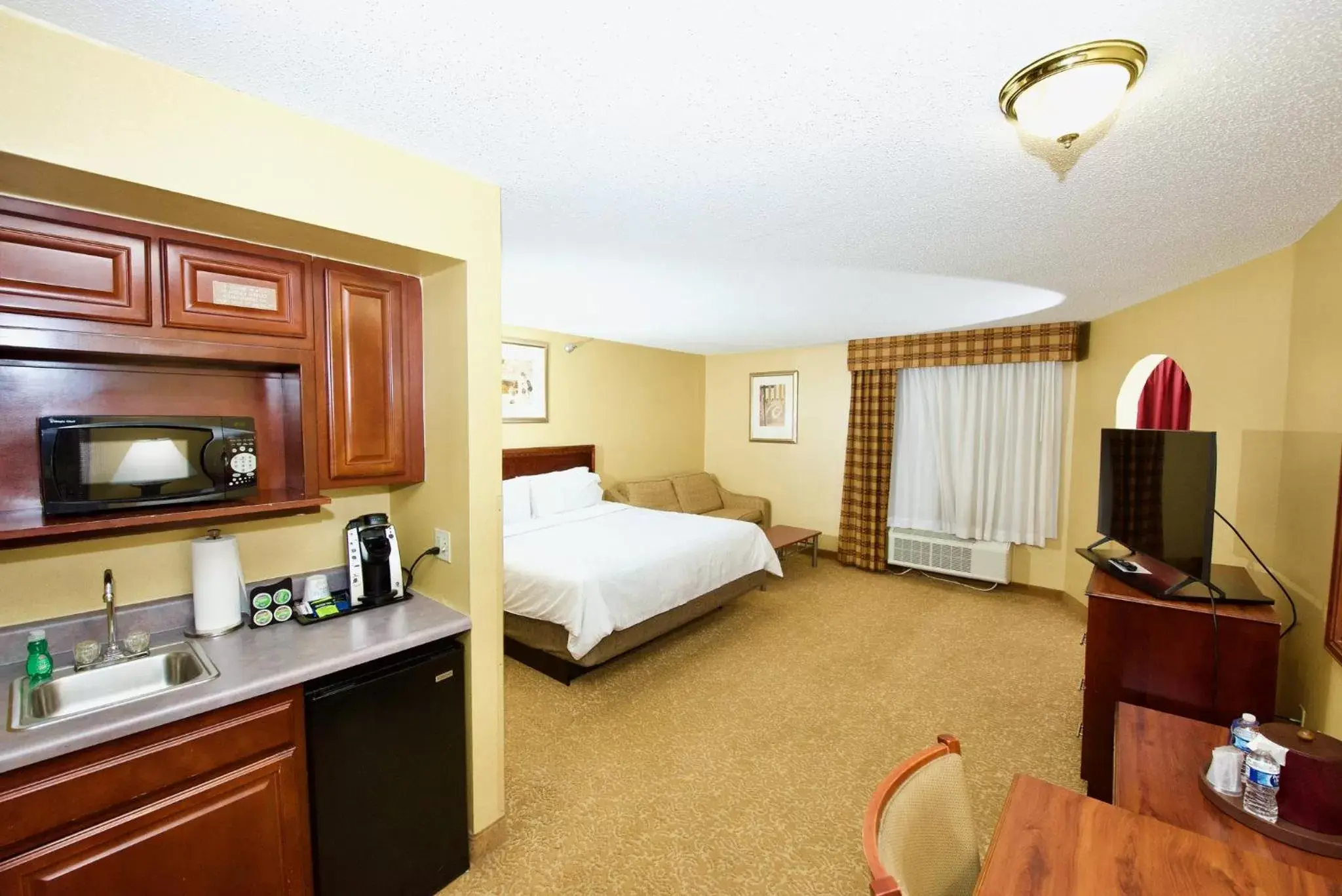 Photo of the whole room in Holiday Inn Express Hotel & Suites Fenton/I-44, an IHG Hotel