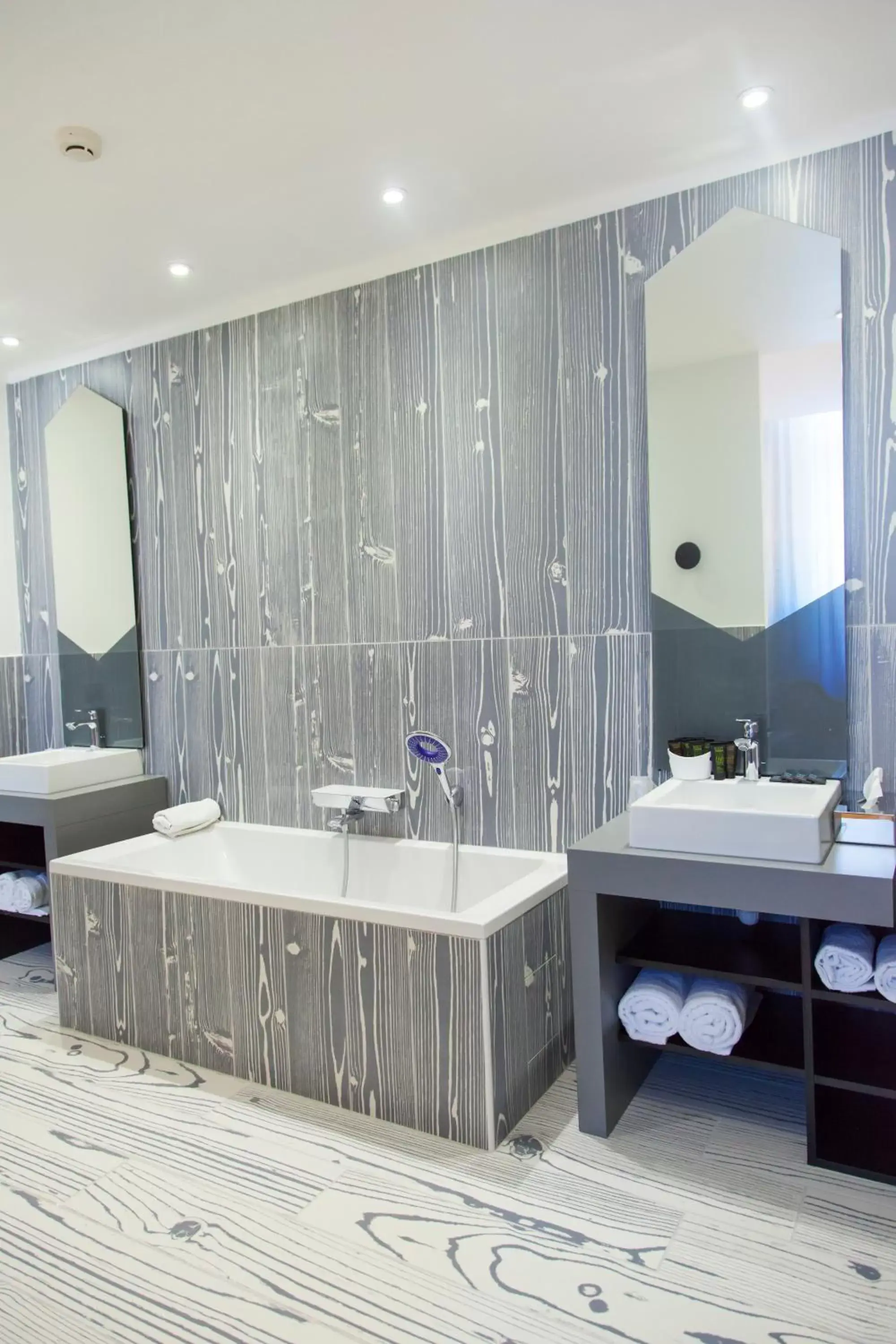 Bathroom in The Originals Boutique, Hôtel Le Lion, Clermont-Ferrand