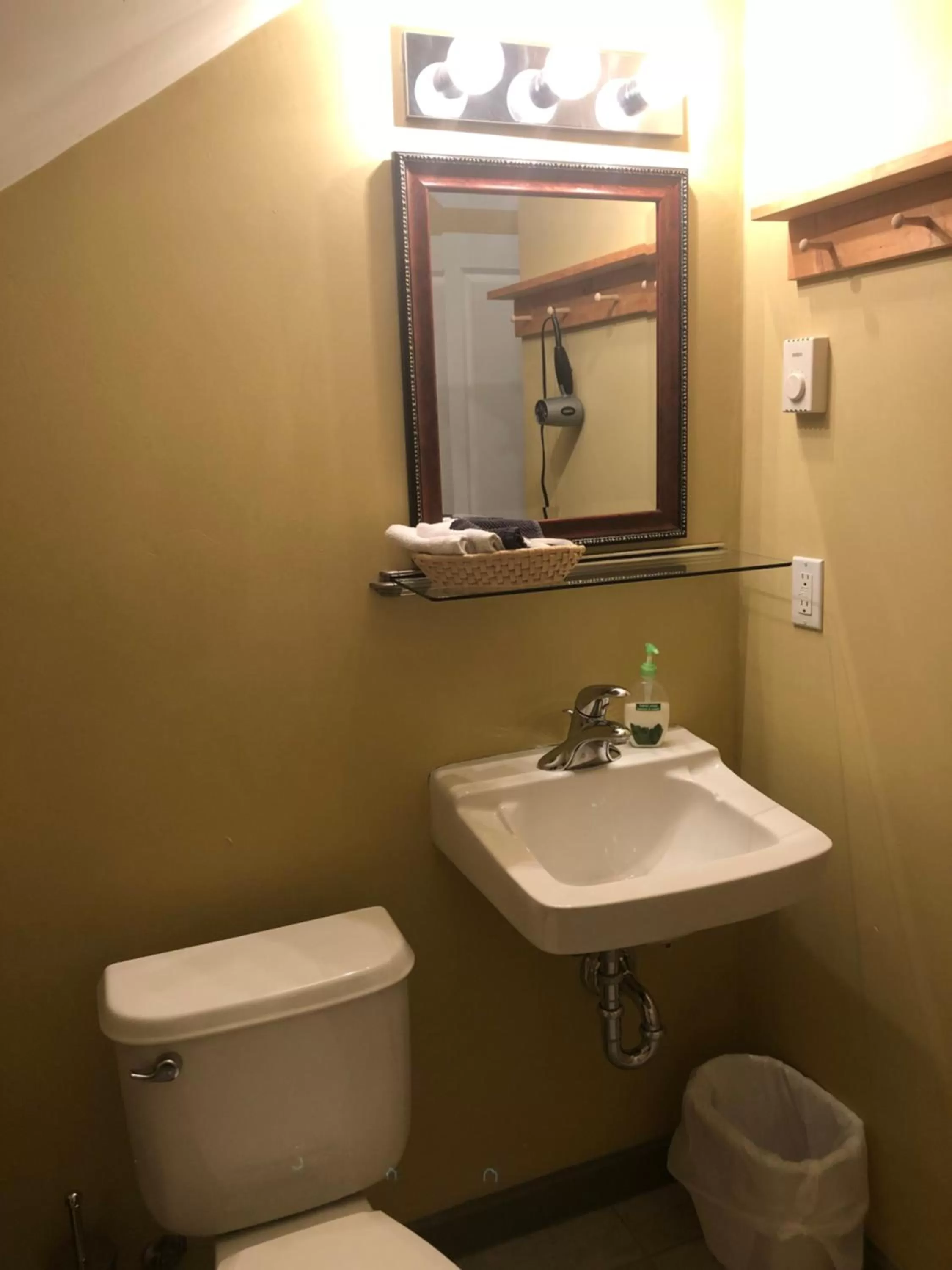 Crowsnest Vineyards Guesthouse