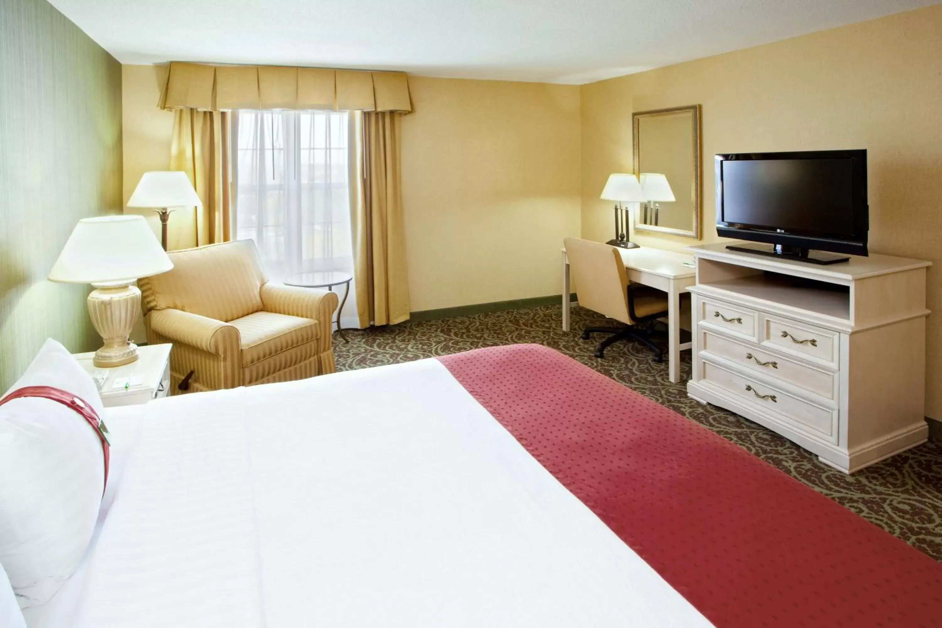 Photo of the whole room, TV/Entertainment Center in Holiday Inn Chantilly-Dulles Expo Airport, an IHG Hotel