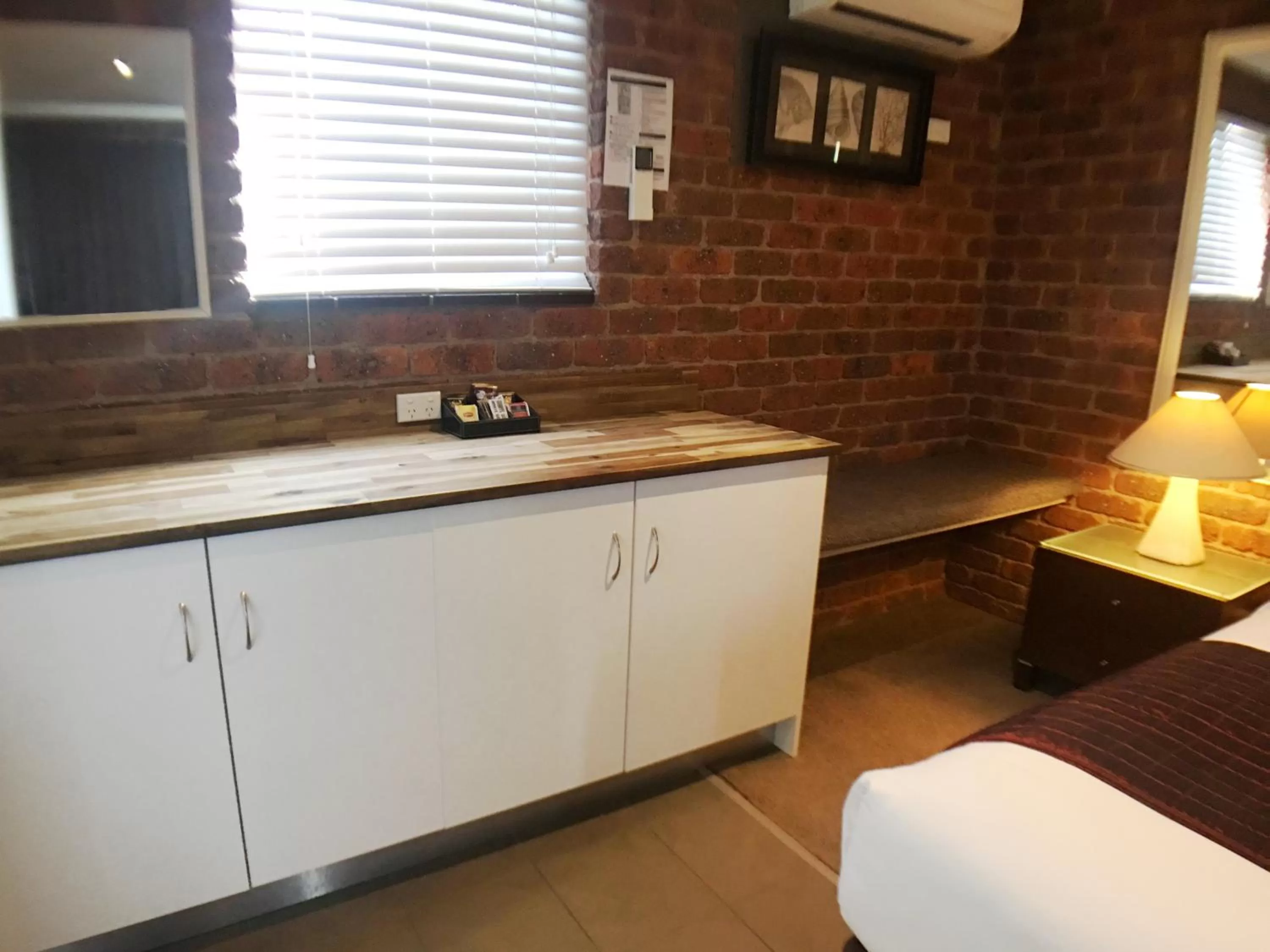 Kitchen or kitchenette, Bed in Admiral Motor Inn