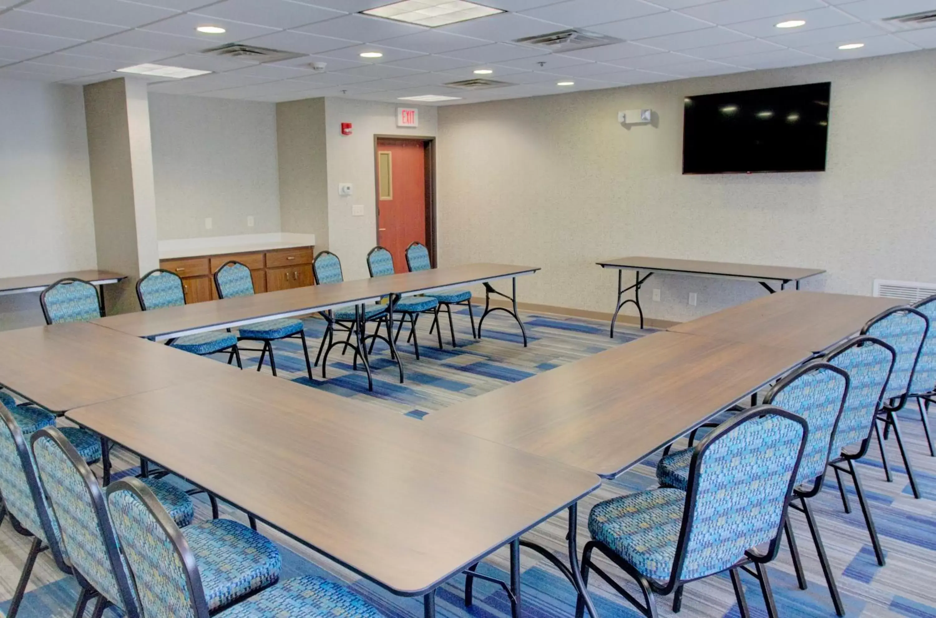 Meeting/conference room in Holiday Inn Express & Suites Le Mars, an IHG Hotel