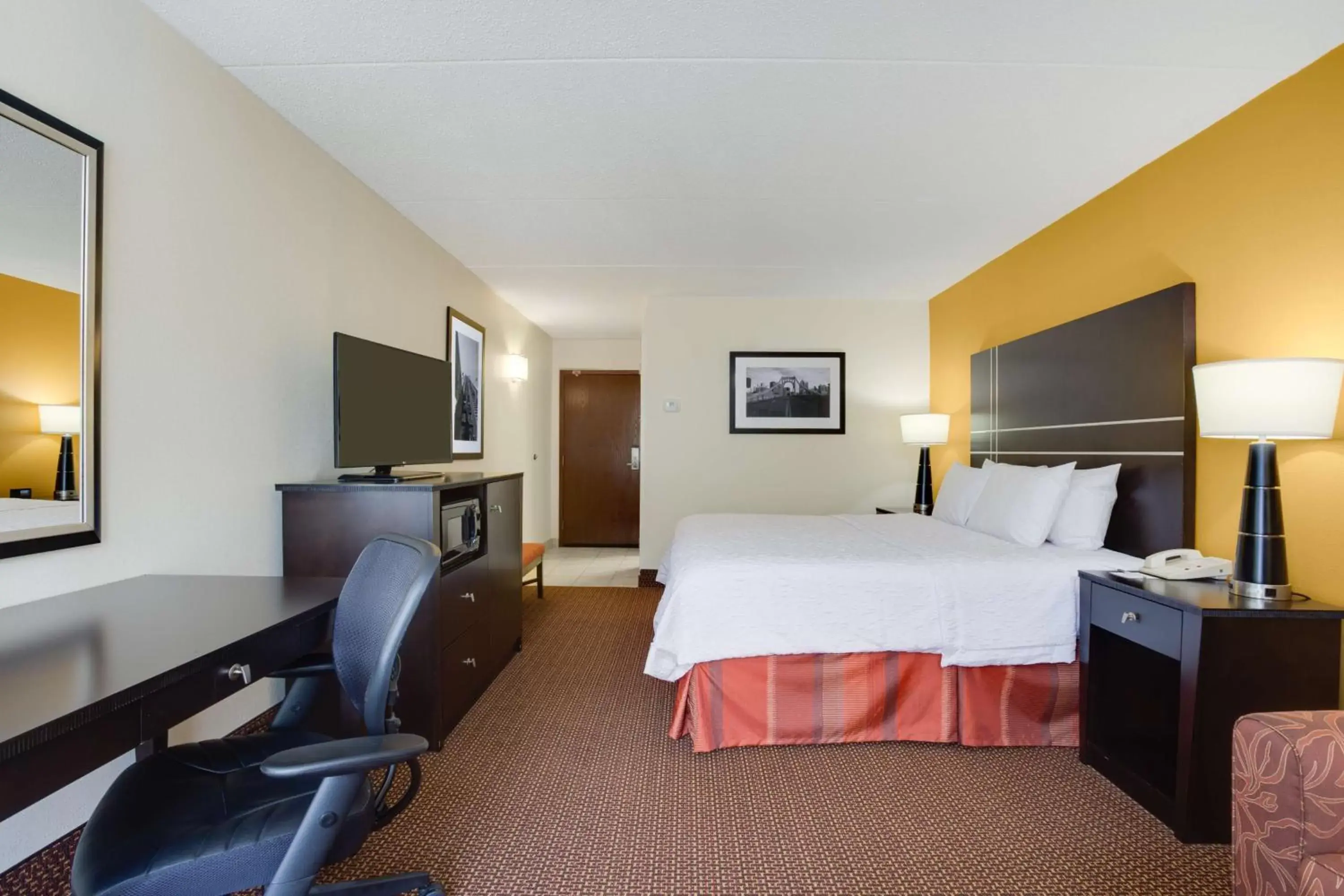 Bedroom in Hampton Inn Pittsburgh/West Mifflin