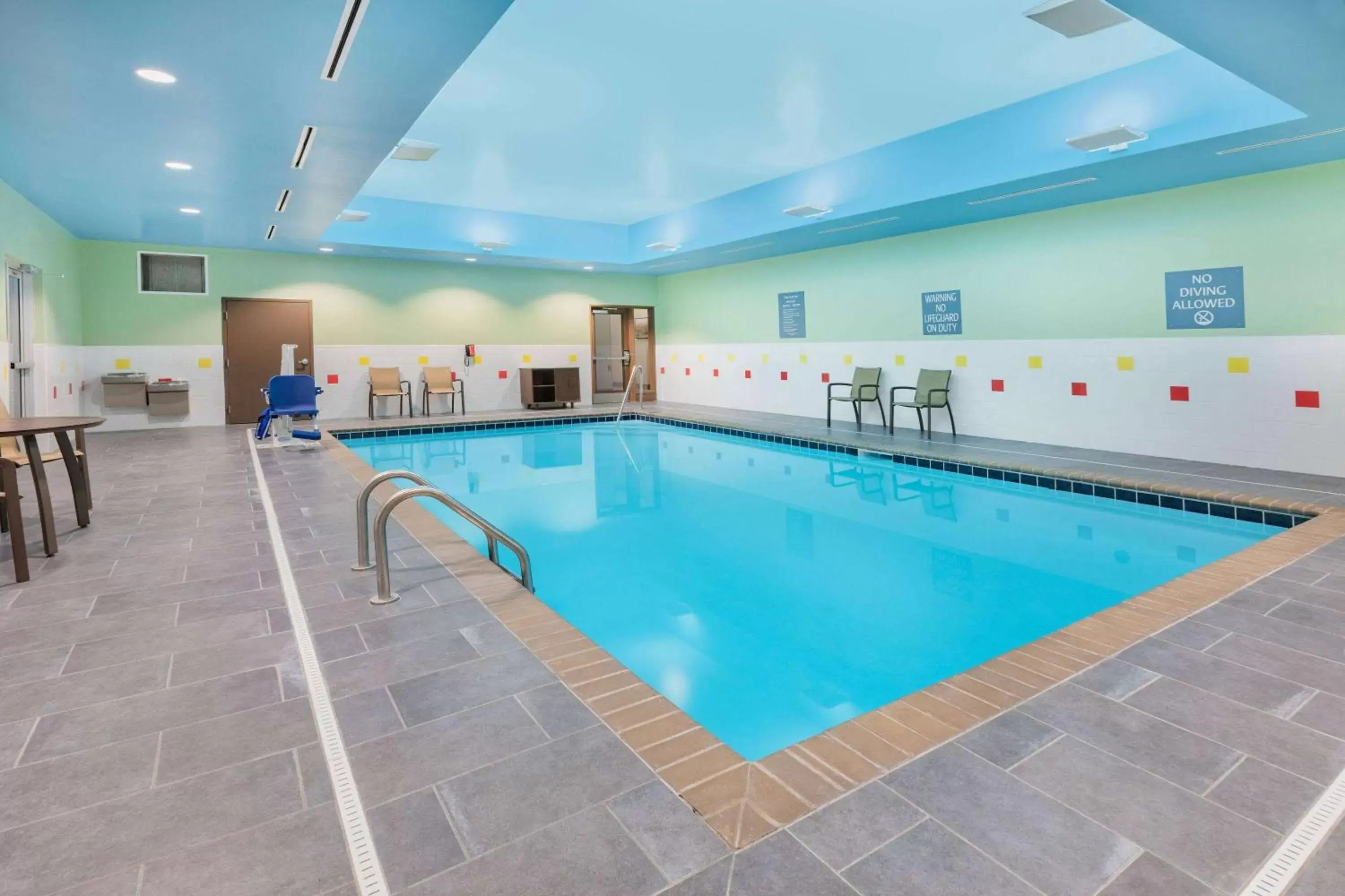 Pool view, Swimming Pool in La Quinta Inn & Suites by Wyndham Jackson-Cape Girardeau